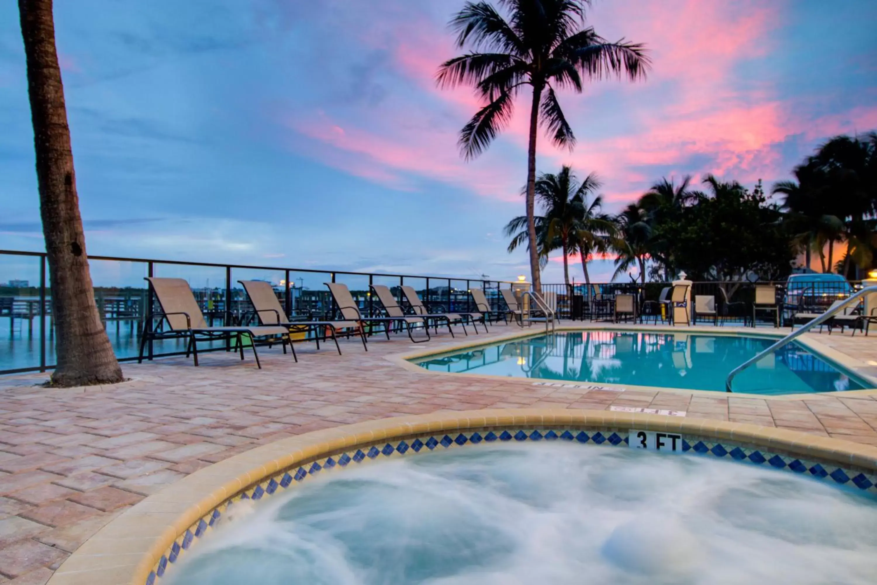 Hot Tub, Swimming Pool in Hutchinson Island Plaza Hotel & Suites