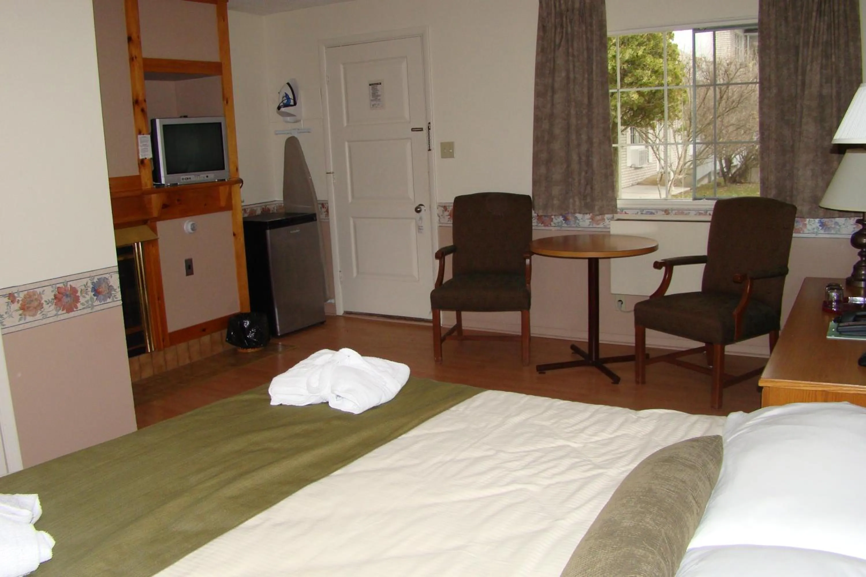 Photo of the whole room in Colonial Resort-1000Islands