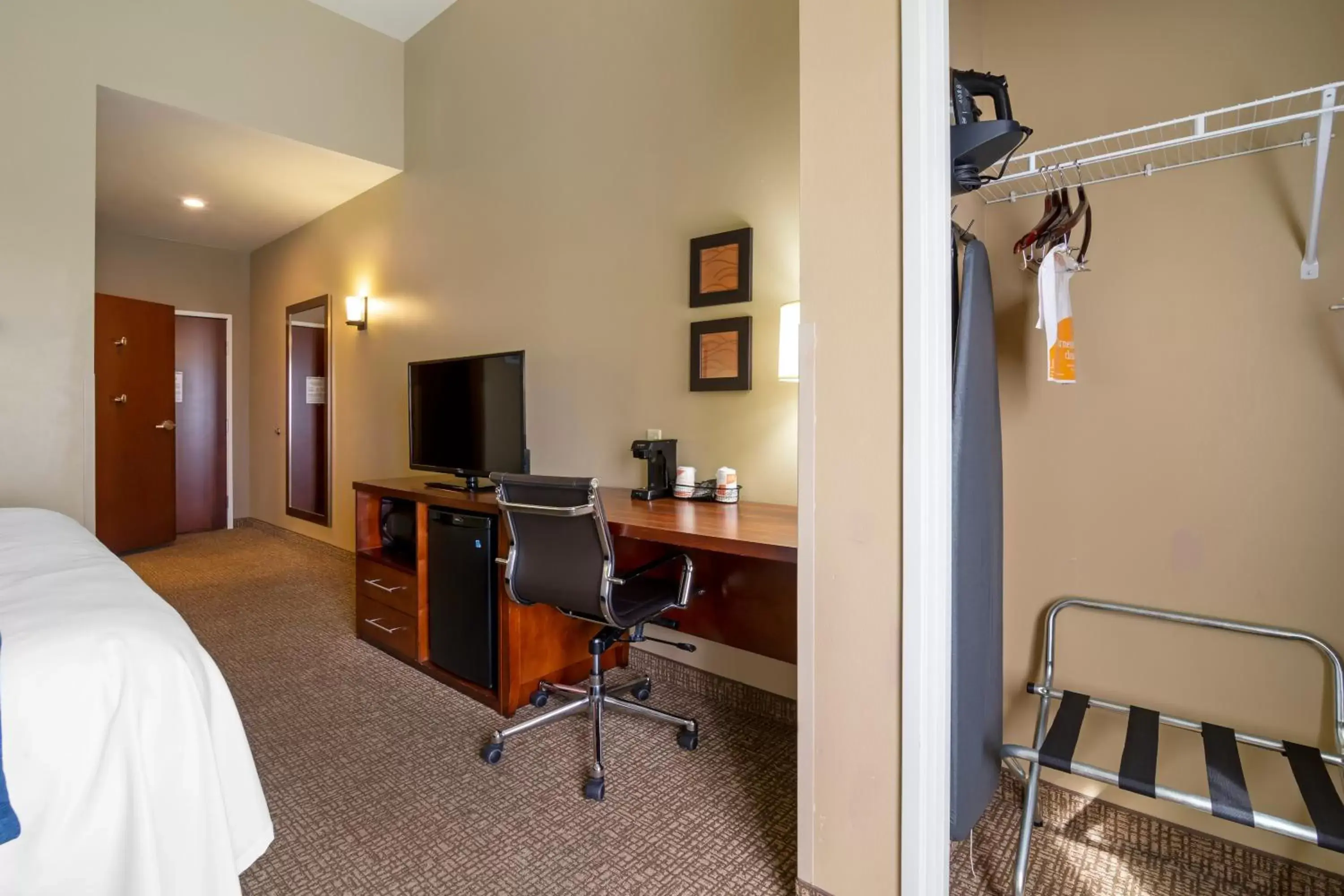 TV and multimedia, TV/Entertainment Center in Comfort Inn & Suites Mandan - Bismarck