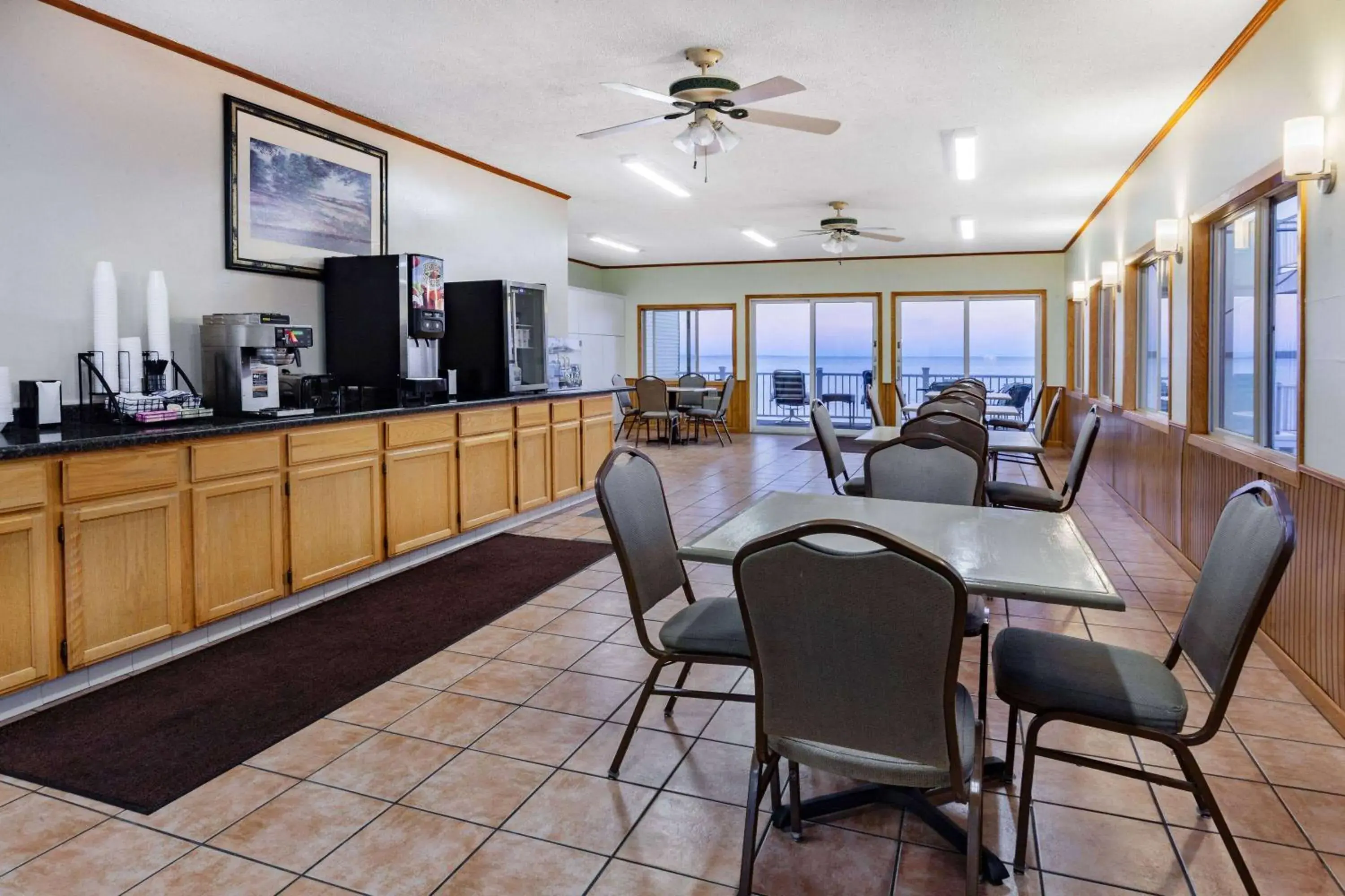 Coffee/tea facilities, Restaurant/Places to Eat in Days Inn & Suites by Wyndham St. Ignace Lakefront