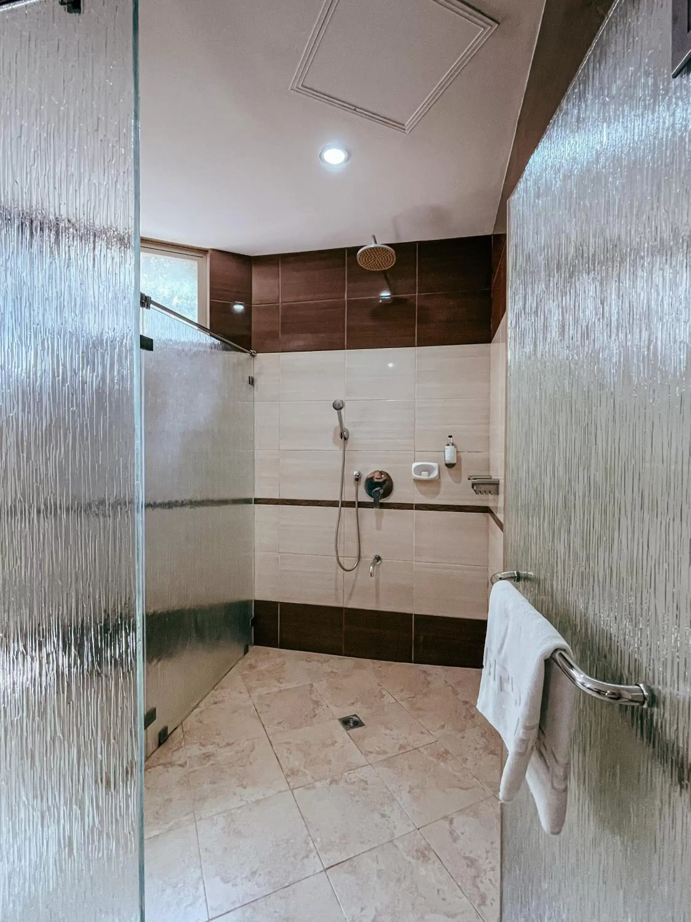 Shower, Bathroom in Corto del Mar Hotel