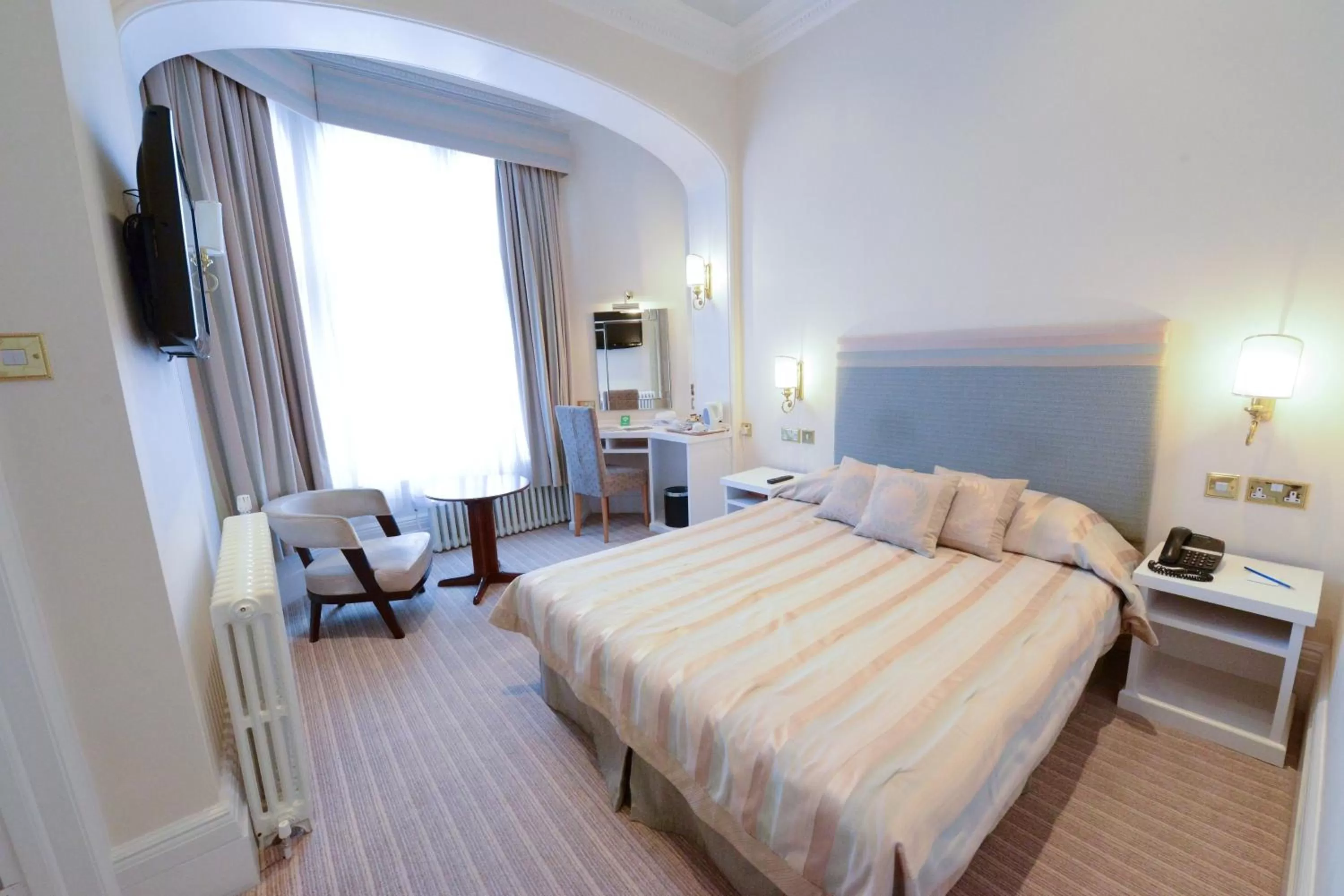 TV and multimedia, Bed in Burlington Hotel, BW Premier Collection by Best Western