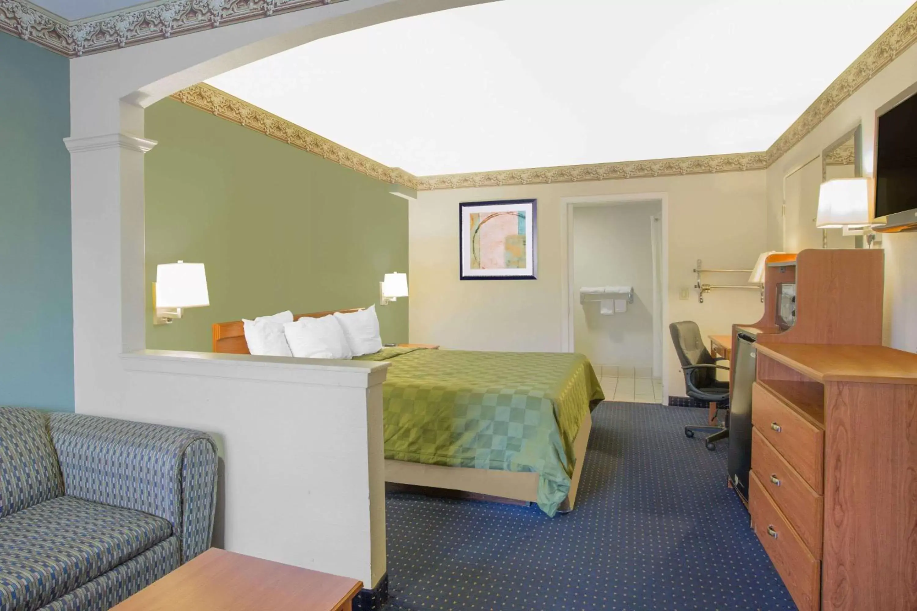 Photo of the whole room, Bed in Days Inn by Wyndham Nacogdoches/SFA University/Downtown