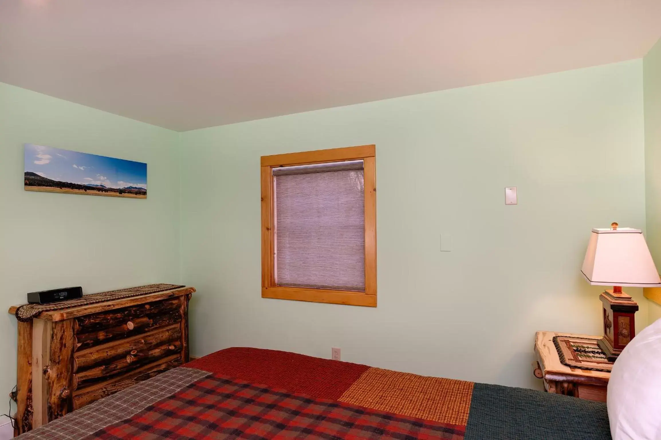 Bedroom, Bed in Cobble Mountain Lodge