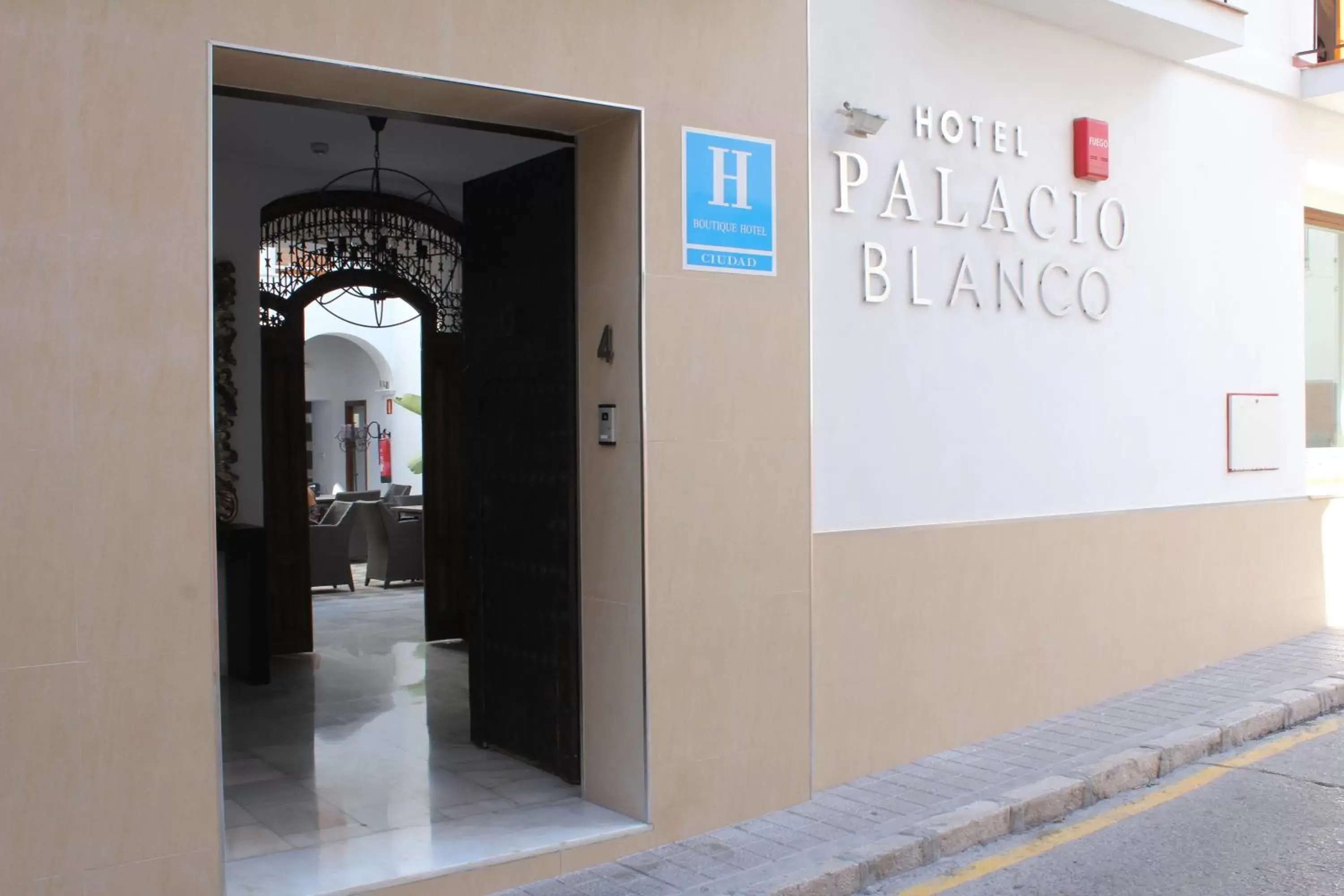 Facade/entrance in Hotel Palacio Blanco