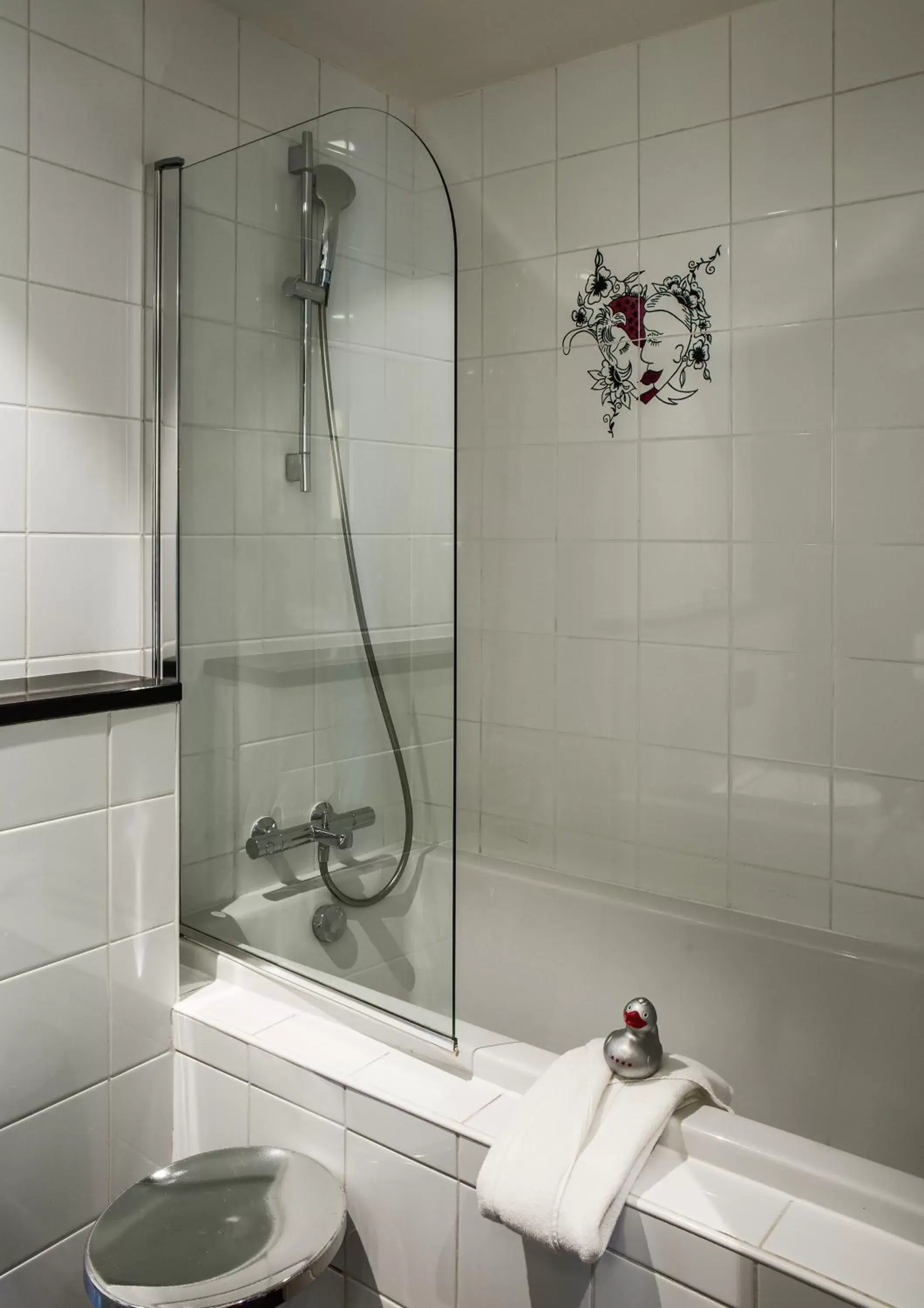 Shower, Bathroom in Le Général Hôtel