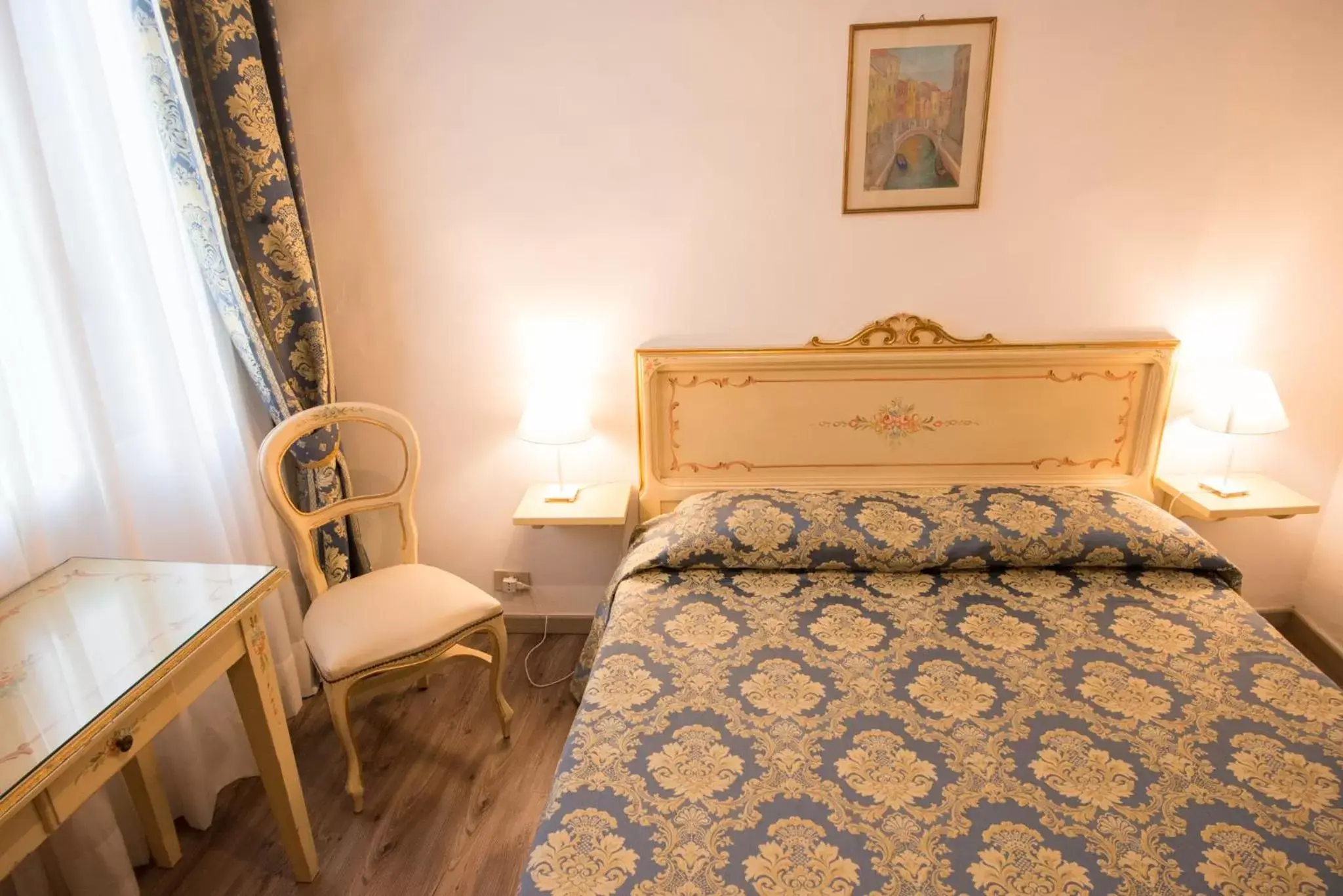 Photo of the whole room, Bed in Albergo Casa Peron