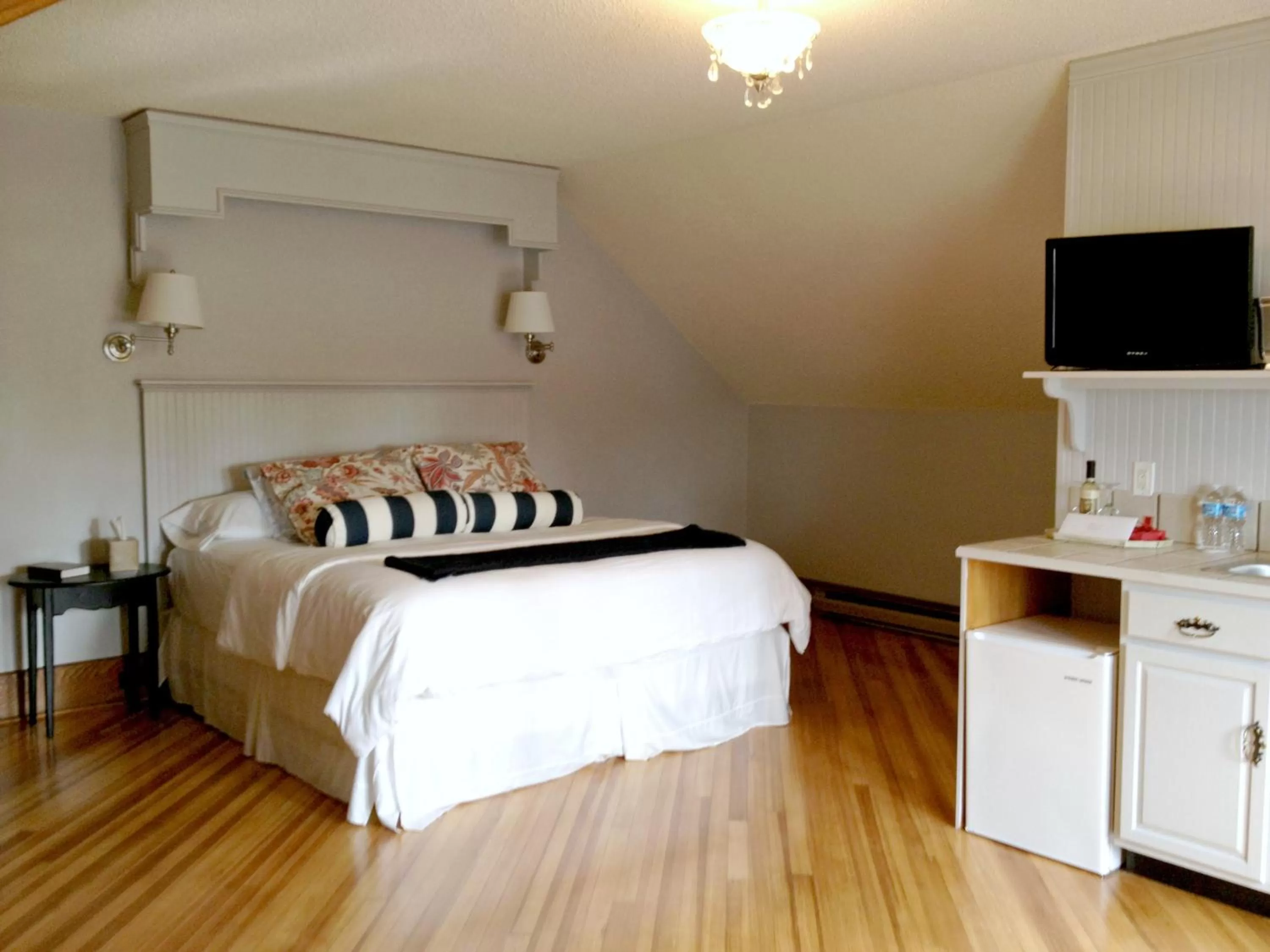 Bed in The Inn at Ragged Edge