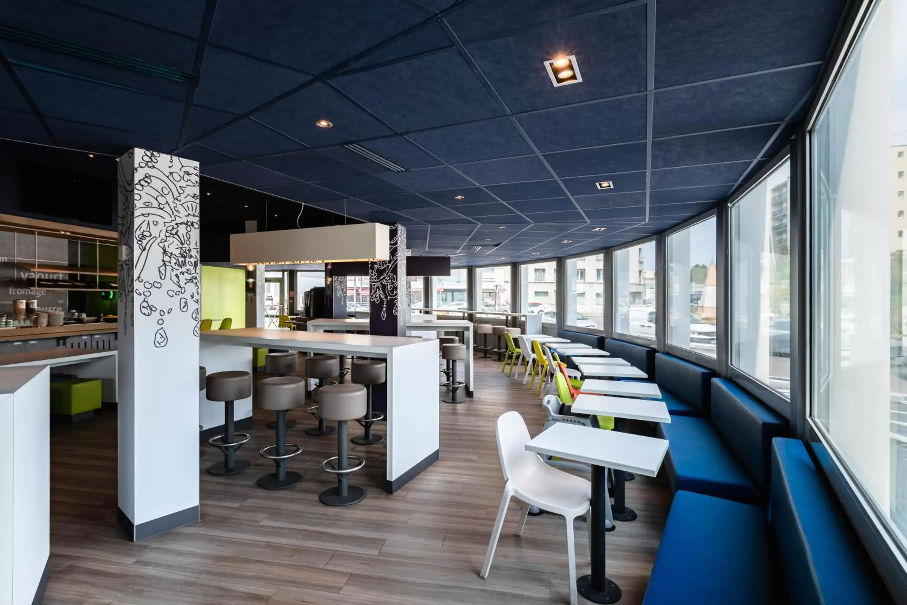 Seating area, Lounge/Bar in ibis budget Lyon Villeurbanne