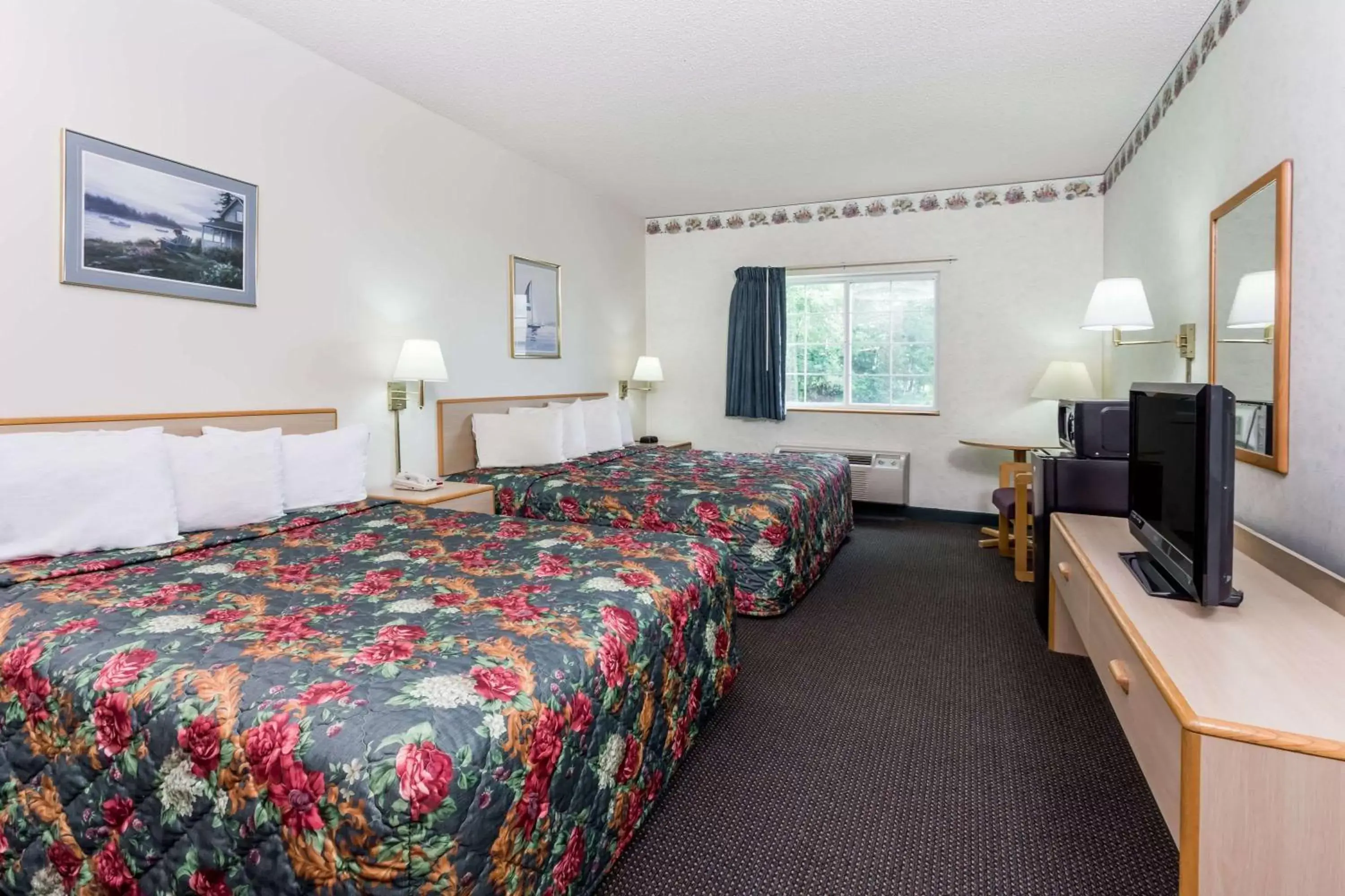 Photo of the whole room, Bed in Super 8 by Wyndham Eagle River