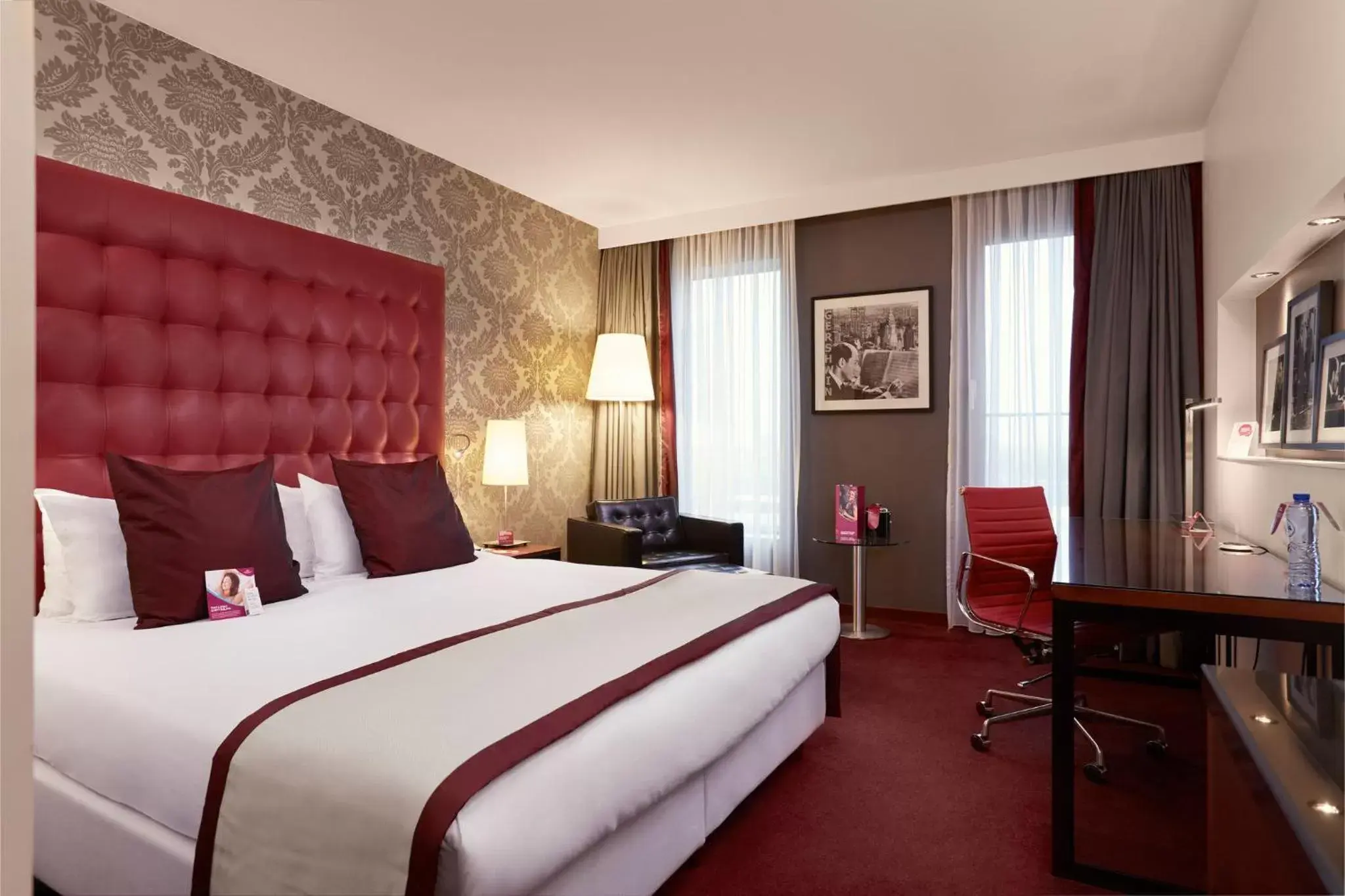 Photo of the whole room, Bed in Crowne Plaza Amsterdam - South, an IHG Hotel