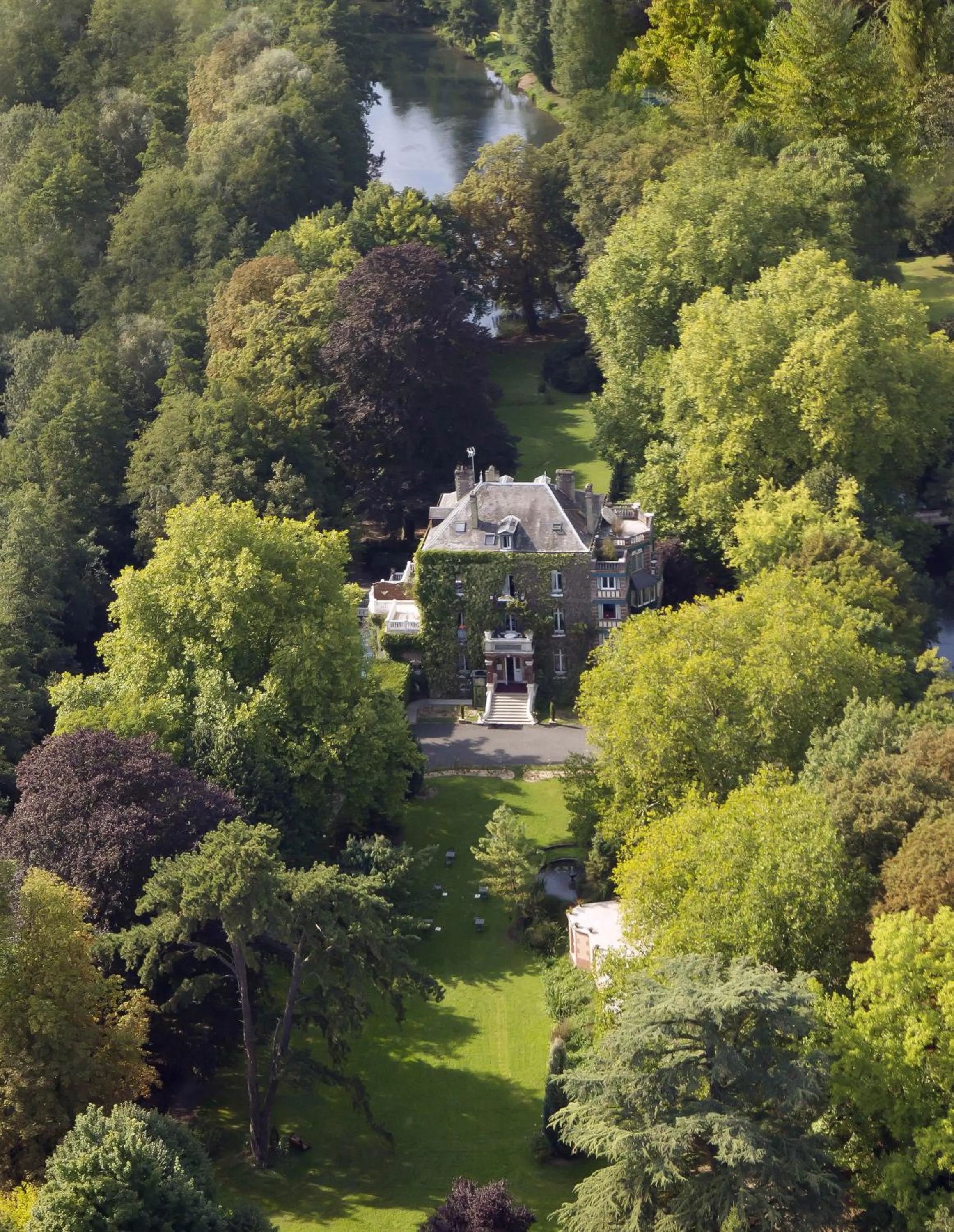 Facade/entrance in Belle Isle Sur Risle - Chateau Hotel & Spa