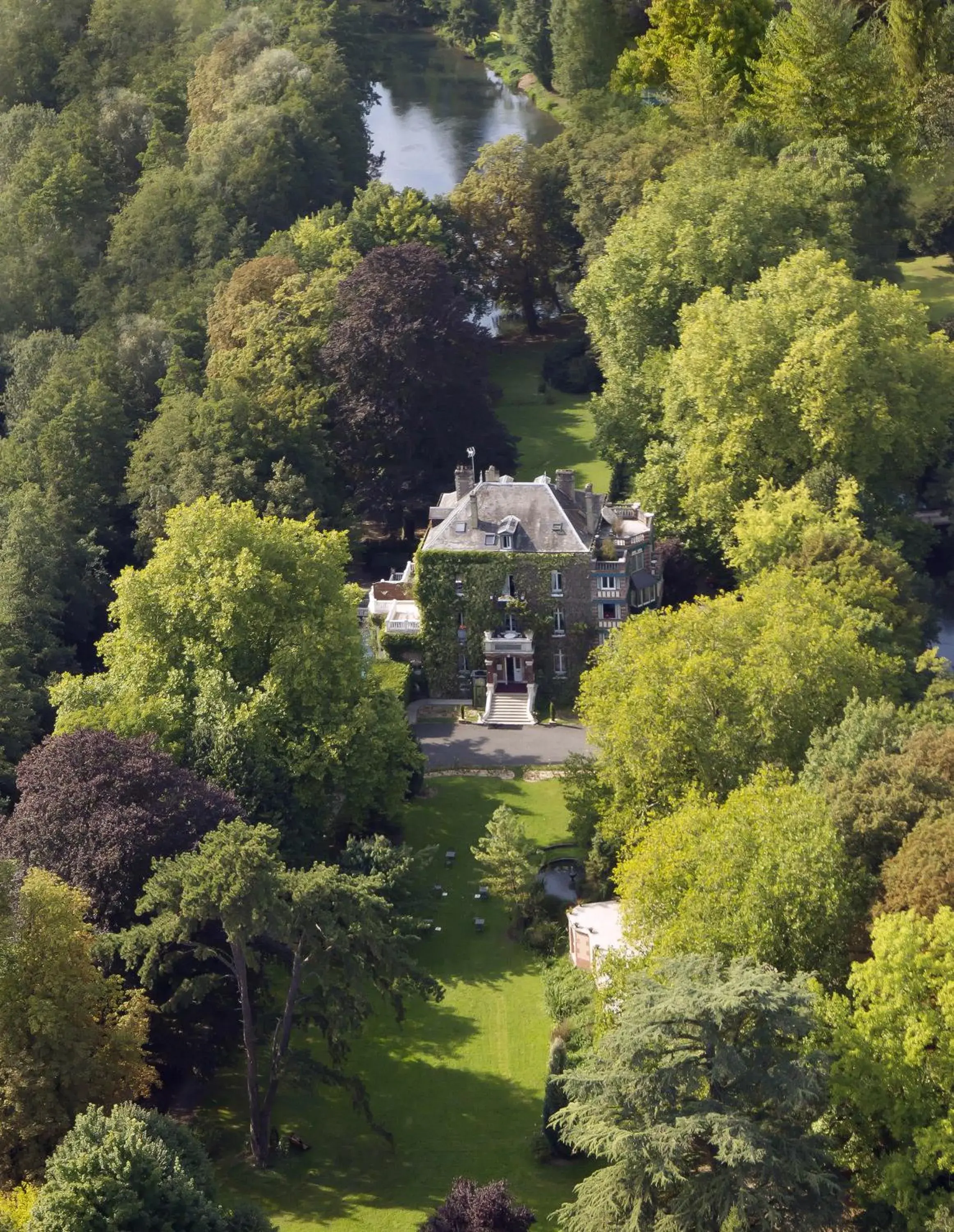 Facade/entrance in Belle Isle Sur Risle - Chateau Hotel & Spa Facade/entrance in Belle Isle Sur Risle - Chateau Hotel & Spa