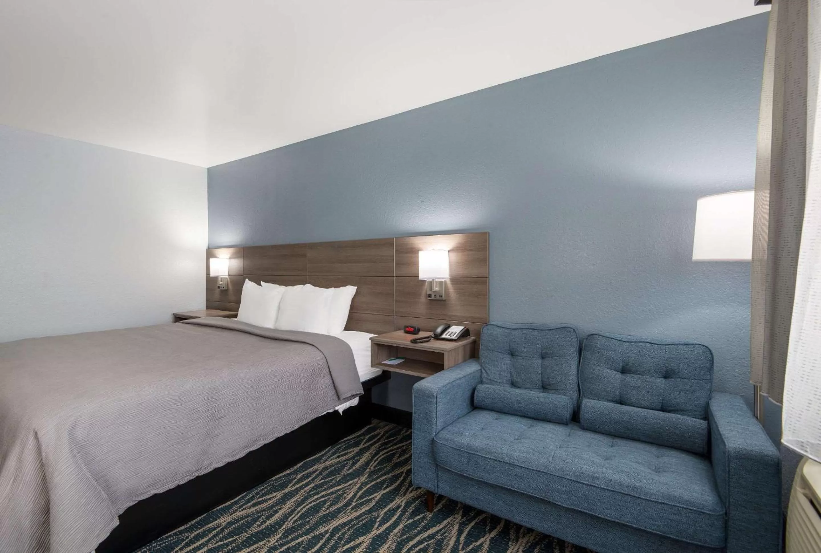 Bedroom in Super 8 by Wyndham Oneida Verona