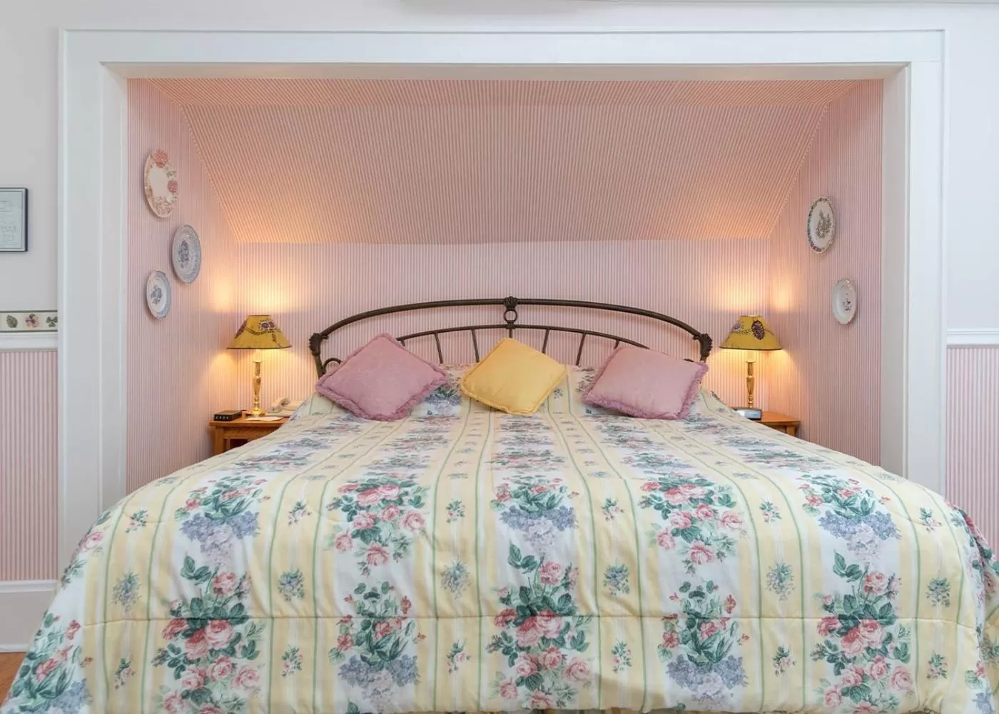 Bed in Highland Lake Inn & Resort - Flat Rock