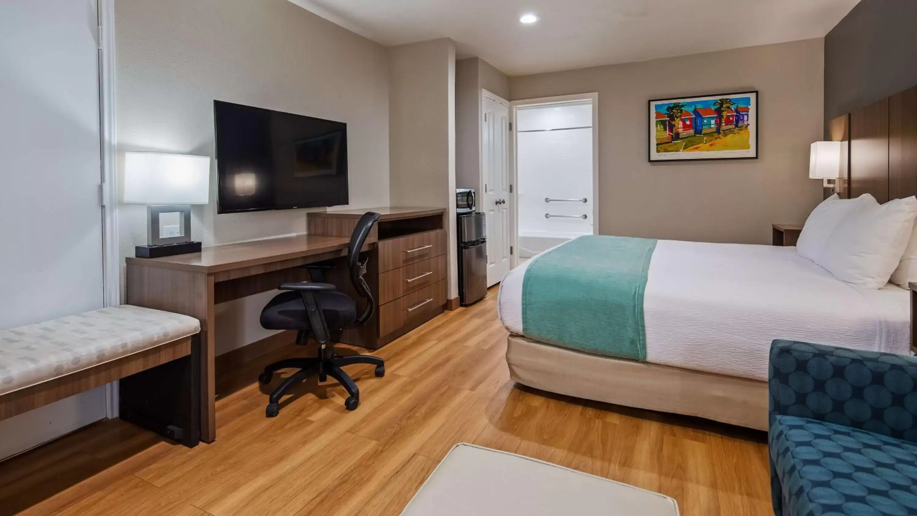 Photo of the whole room, TV/Entertainment Center in Best Western Port Aransas