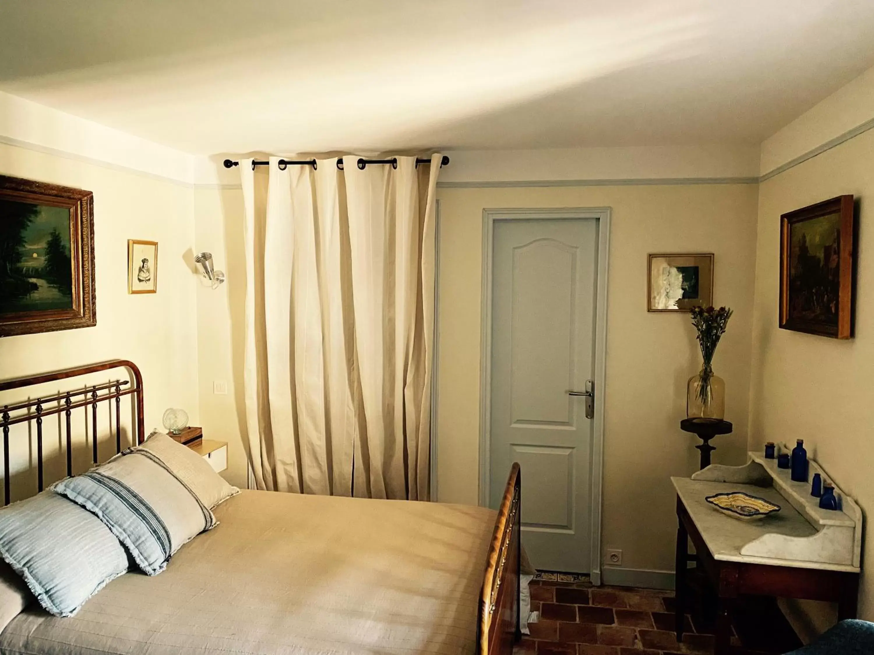 Photo of the whole room, Bed in Domaine du Commandeur