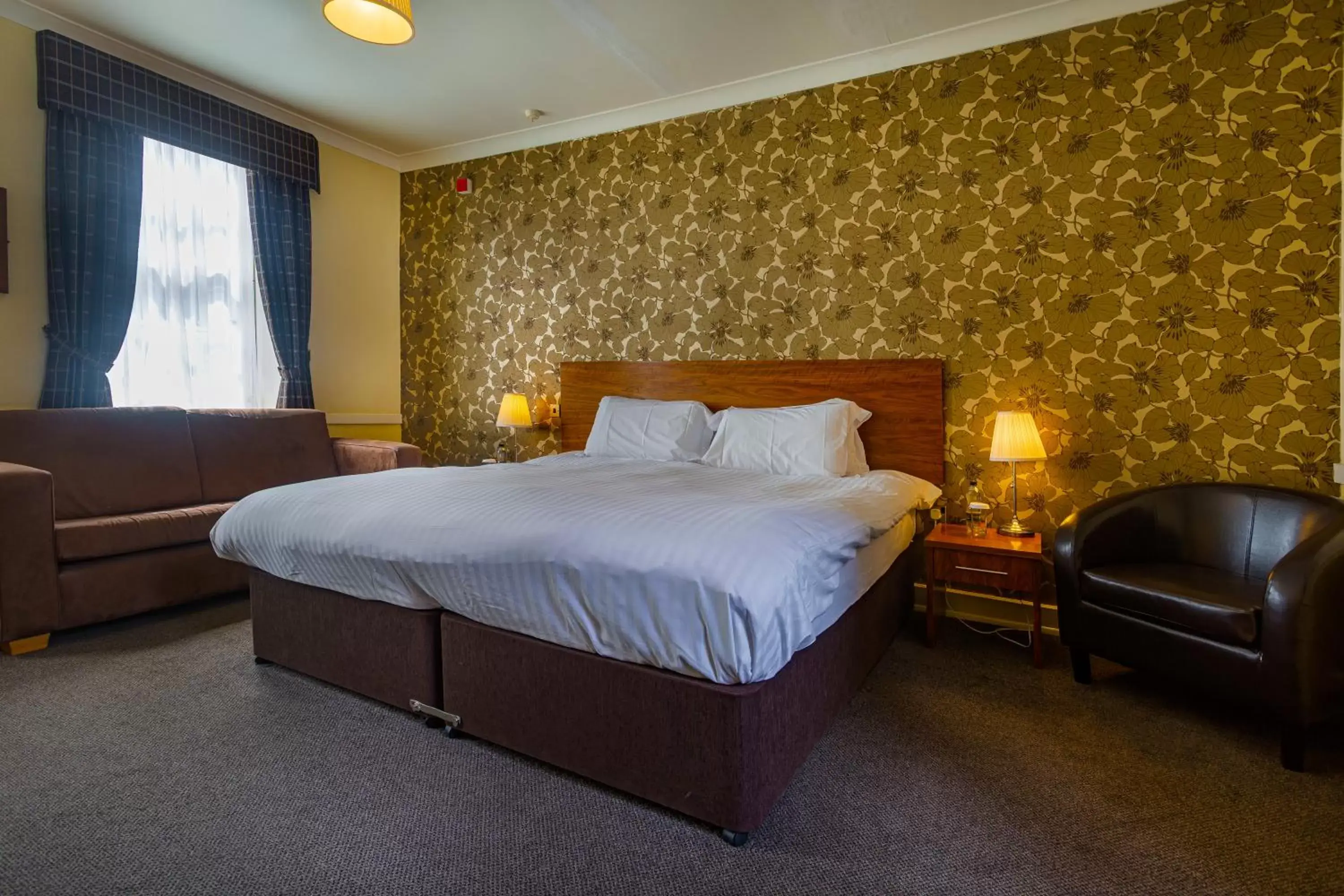 Bedroom, Bed in The White Hart Hotel, Boston, Lincolnshire