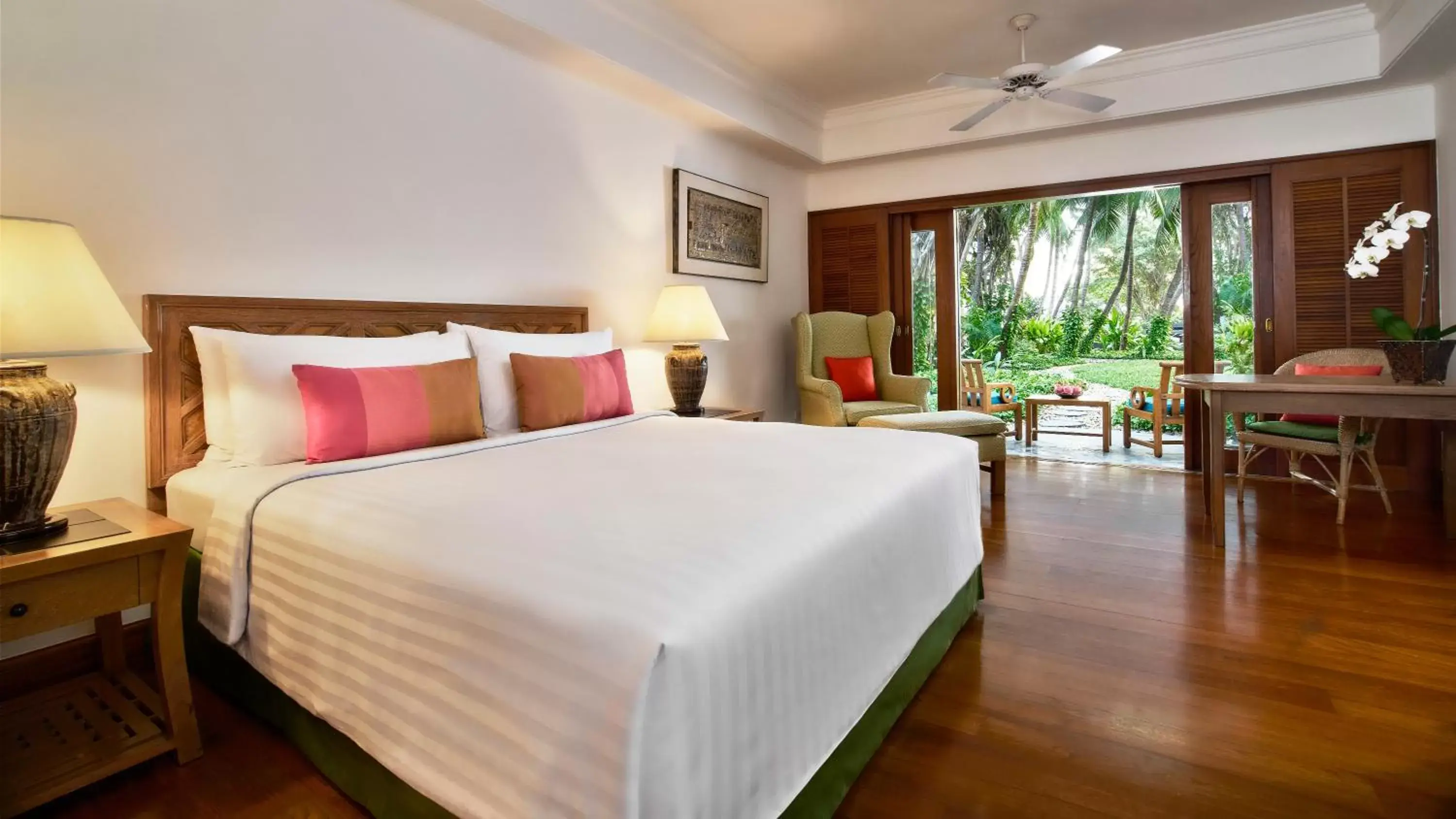 Patio, Bed in Anantara Siam Bangkok Hotel