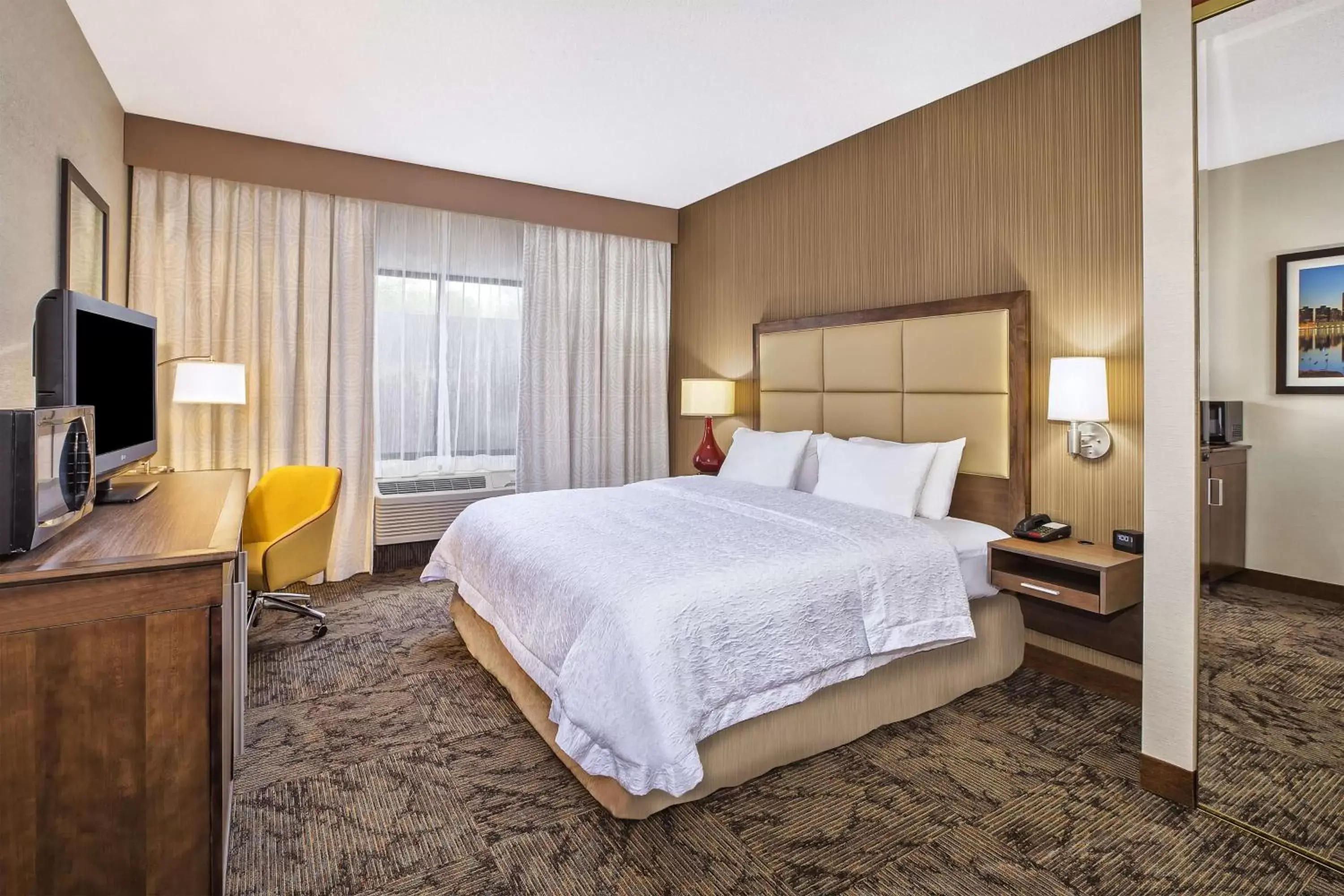 Bed in Hampton Inn Detroit/Belleville-Airport Area Bed in Hampton Inn Detroit/Belleville-Airport Area