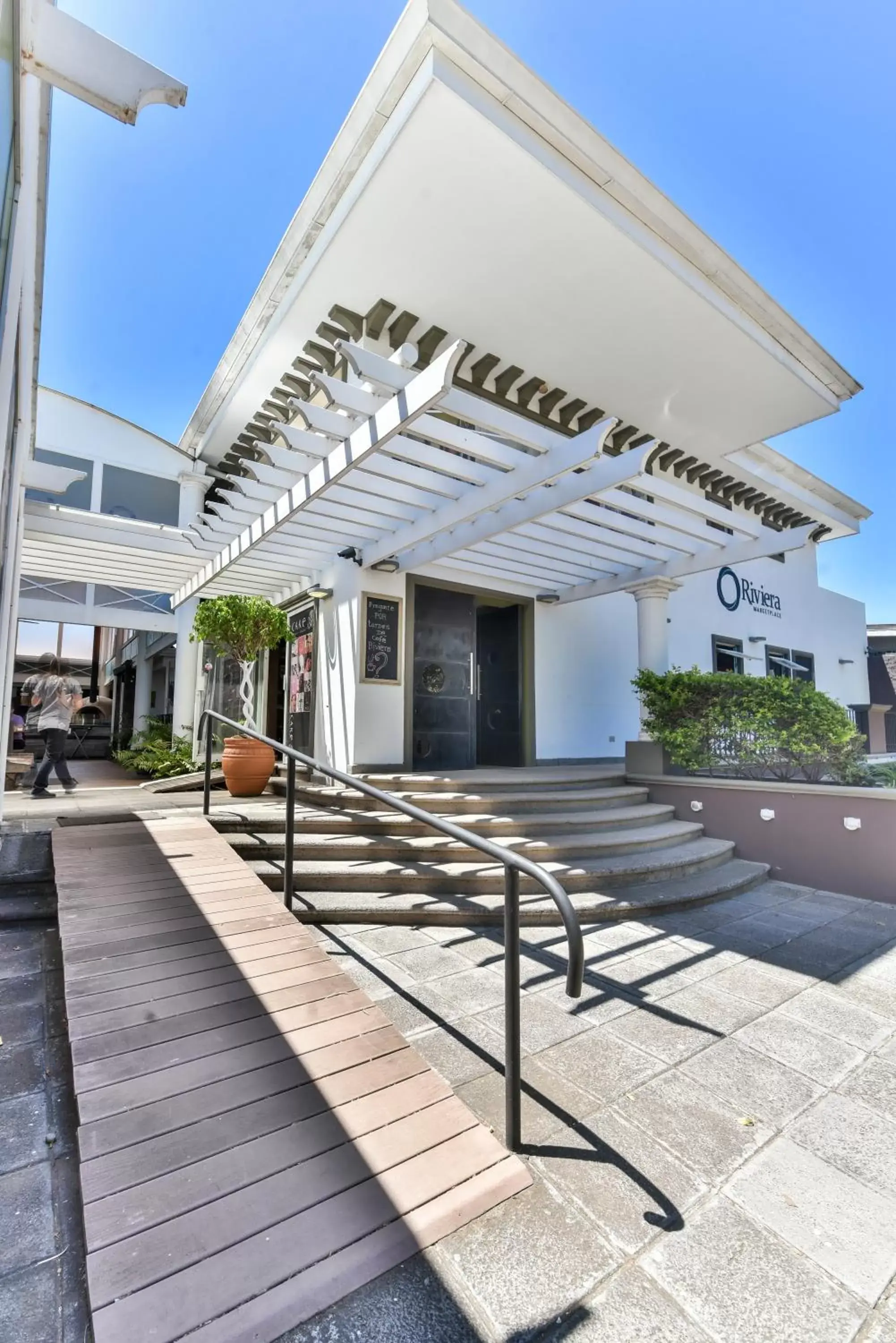 Facade/entrance, Swimming Pool in La Riviera Hotel