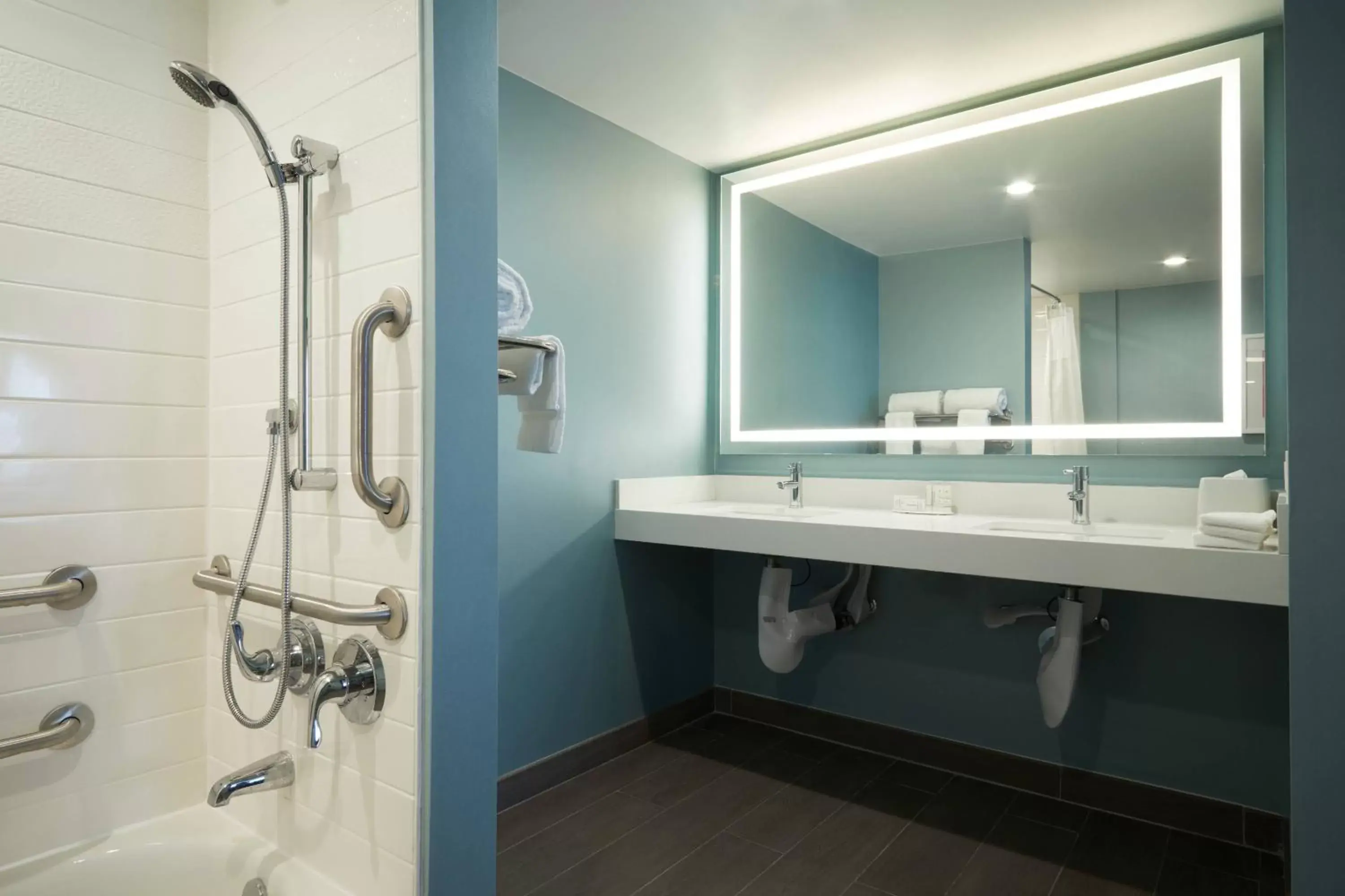 Bathroom in Fairfield Inn & Suites By Marriott Camarillo