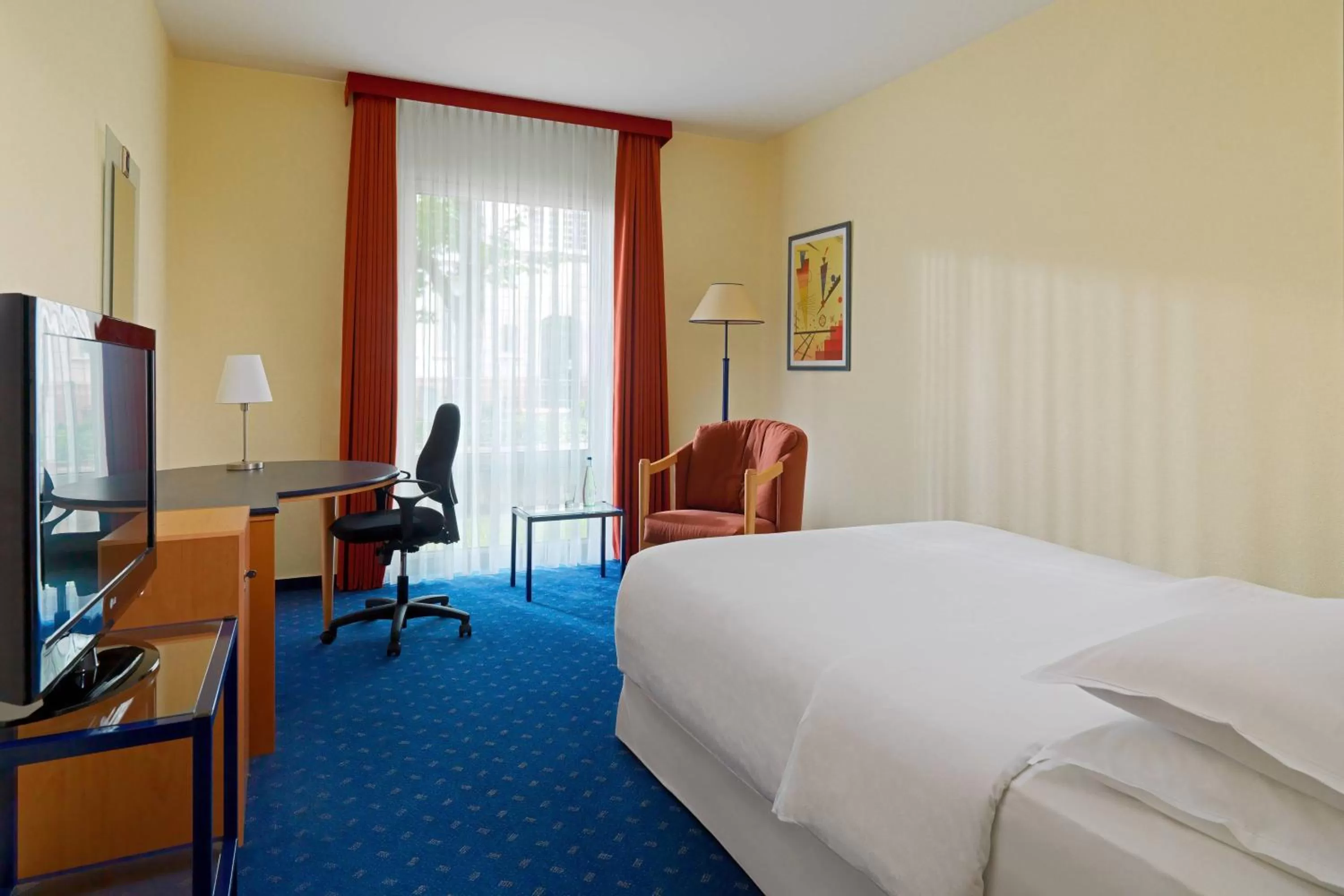 Photo of the whole room, Bed in Sheraton Offenbach Hotel