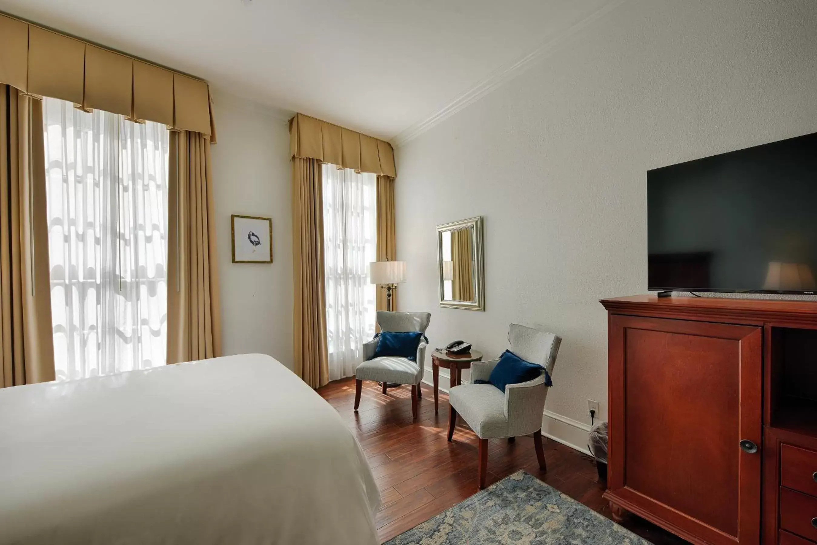 Bedroom, TV/Entertainment Center in voco St James Hotel, an IHG hotel