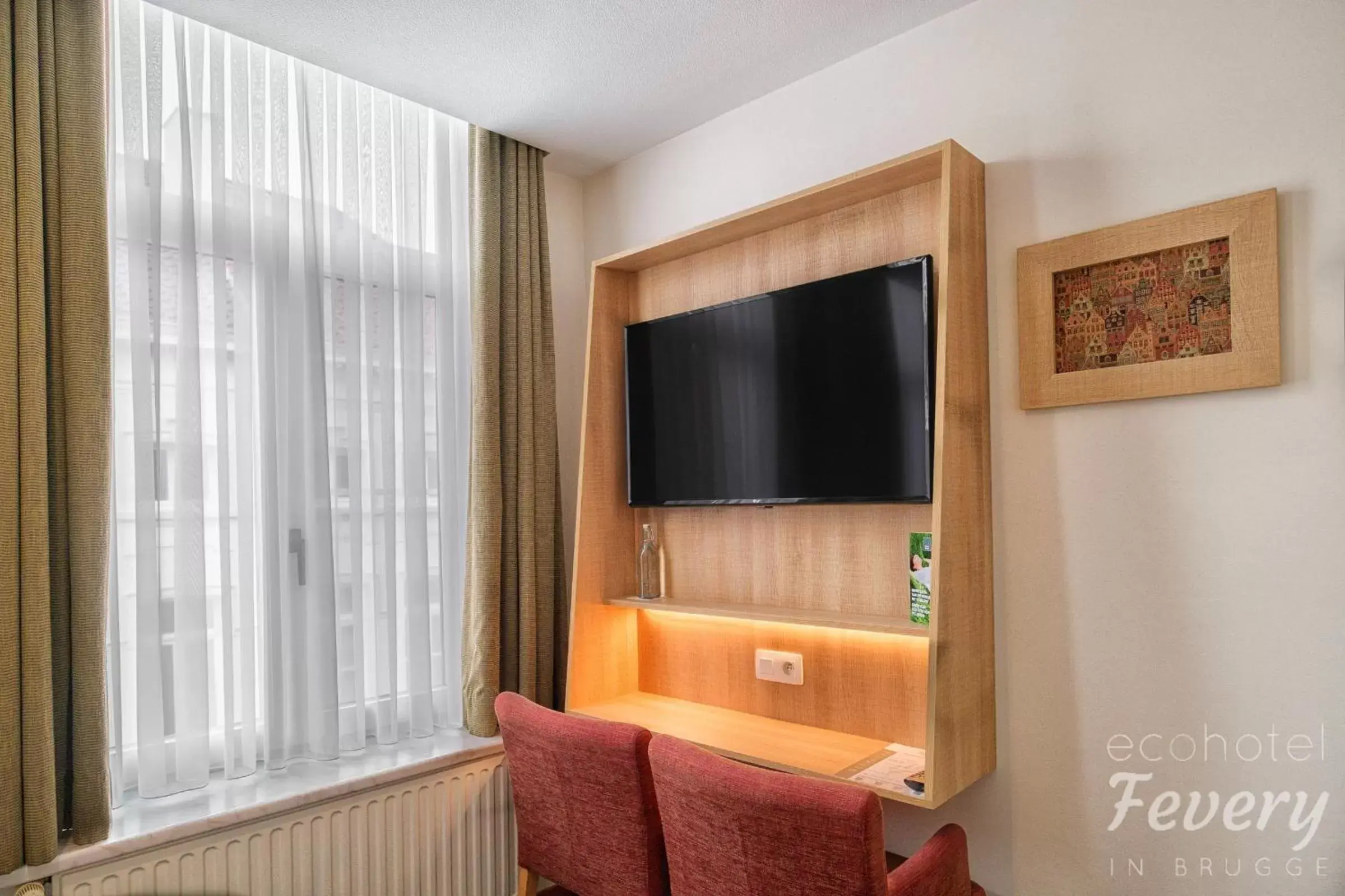 TV and multimedia, TV/Entertainment Center in Hotel Fevery