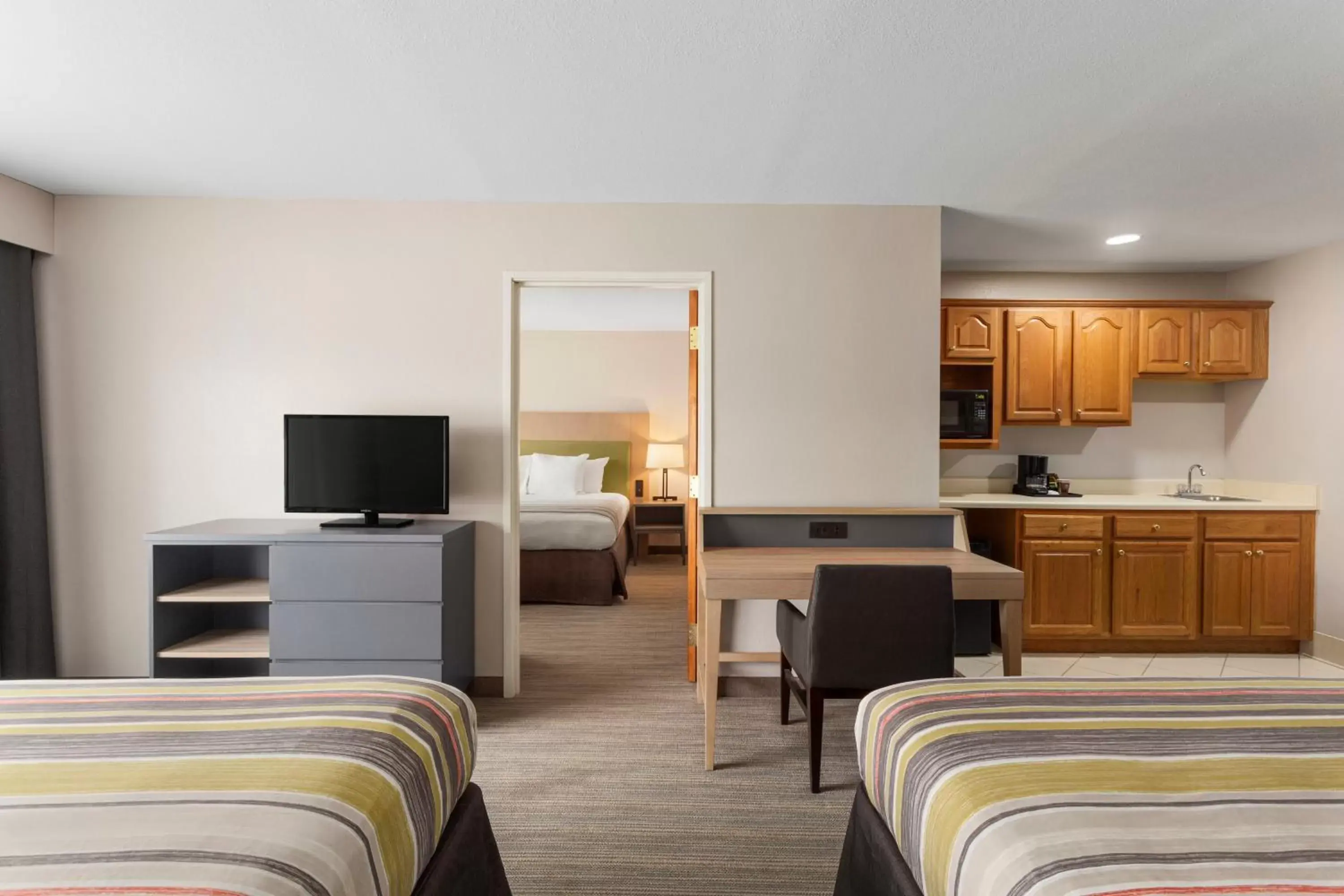 TV and multimedia, Kitchen/Kitchenette in Country Inn & Suites by Radisson, Jackson-Airport, MS