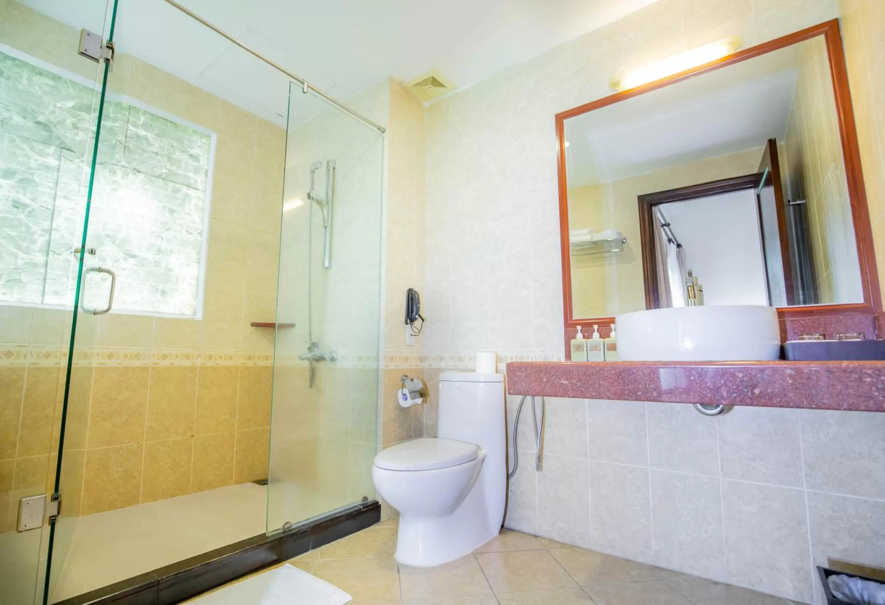 Hot Tub, Bathroom in Diamond Bay Resort & Spa