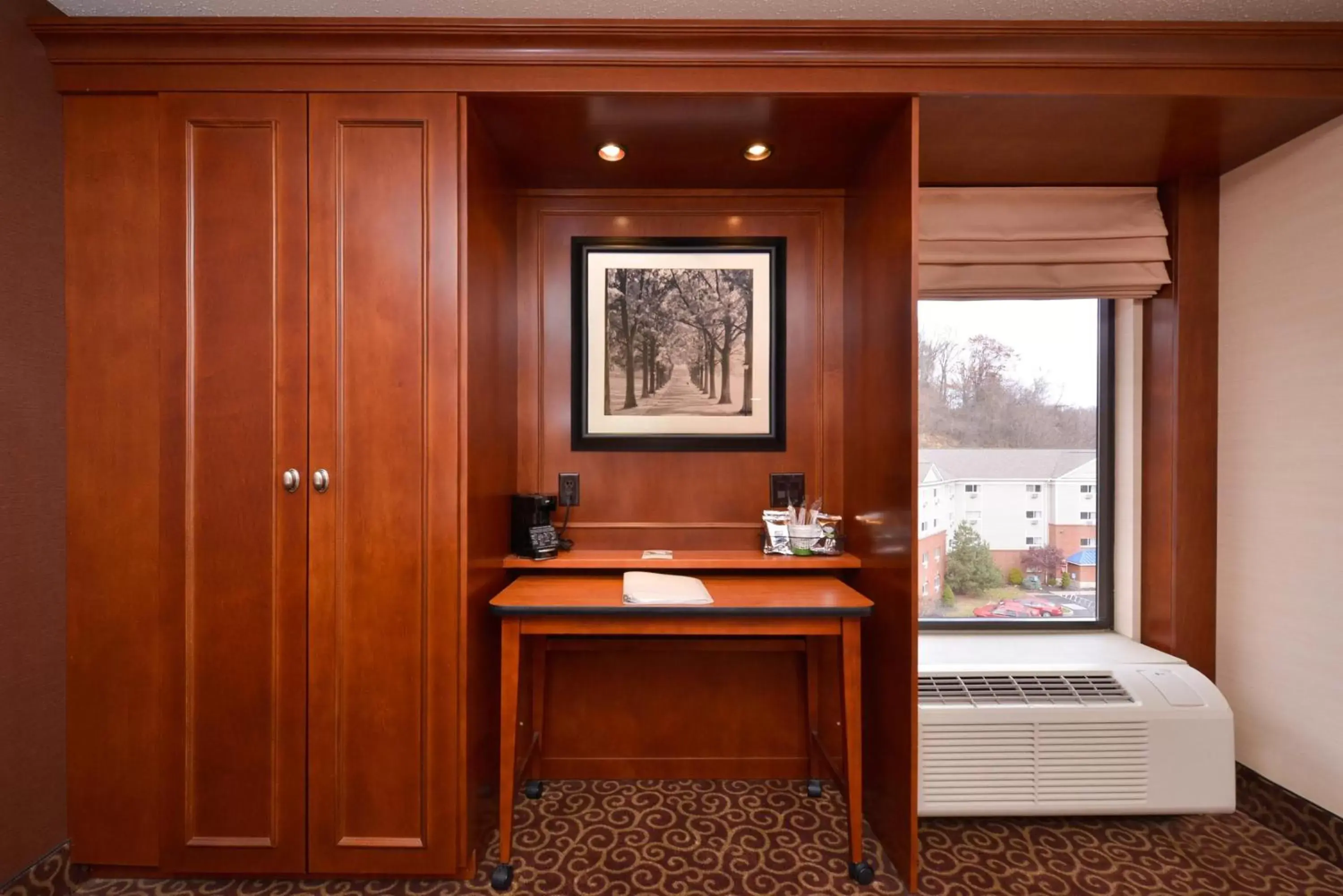 Bedroom, TV/Entertainment Center in McKnight Hotel