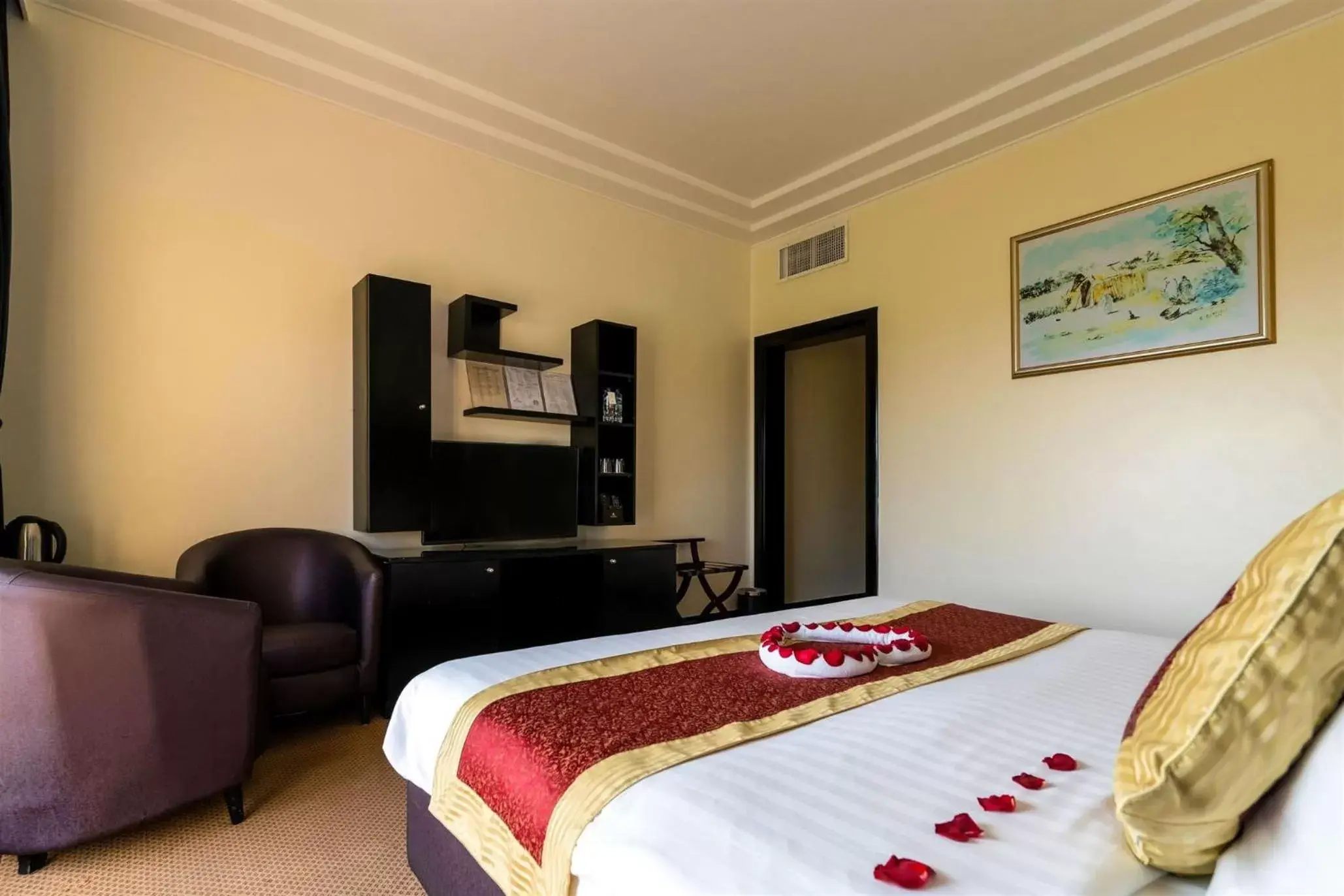 Bed in Royal Beach Hotel & Resort