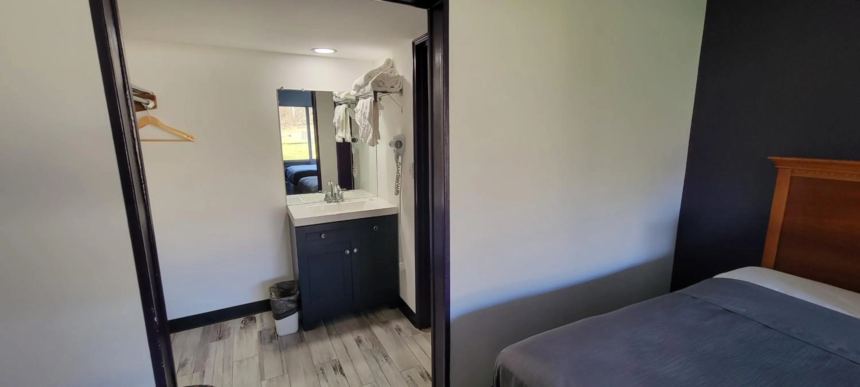 Bathroom, Bed in Hudson Valley Hotel and Conference Center by Fairbridge