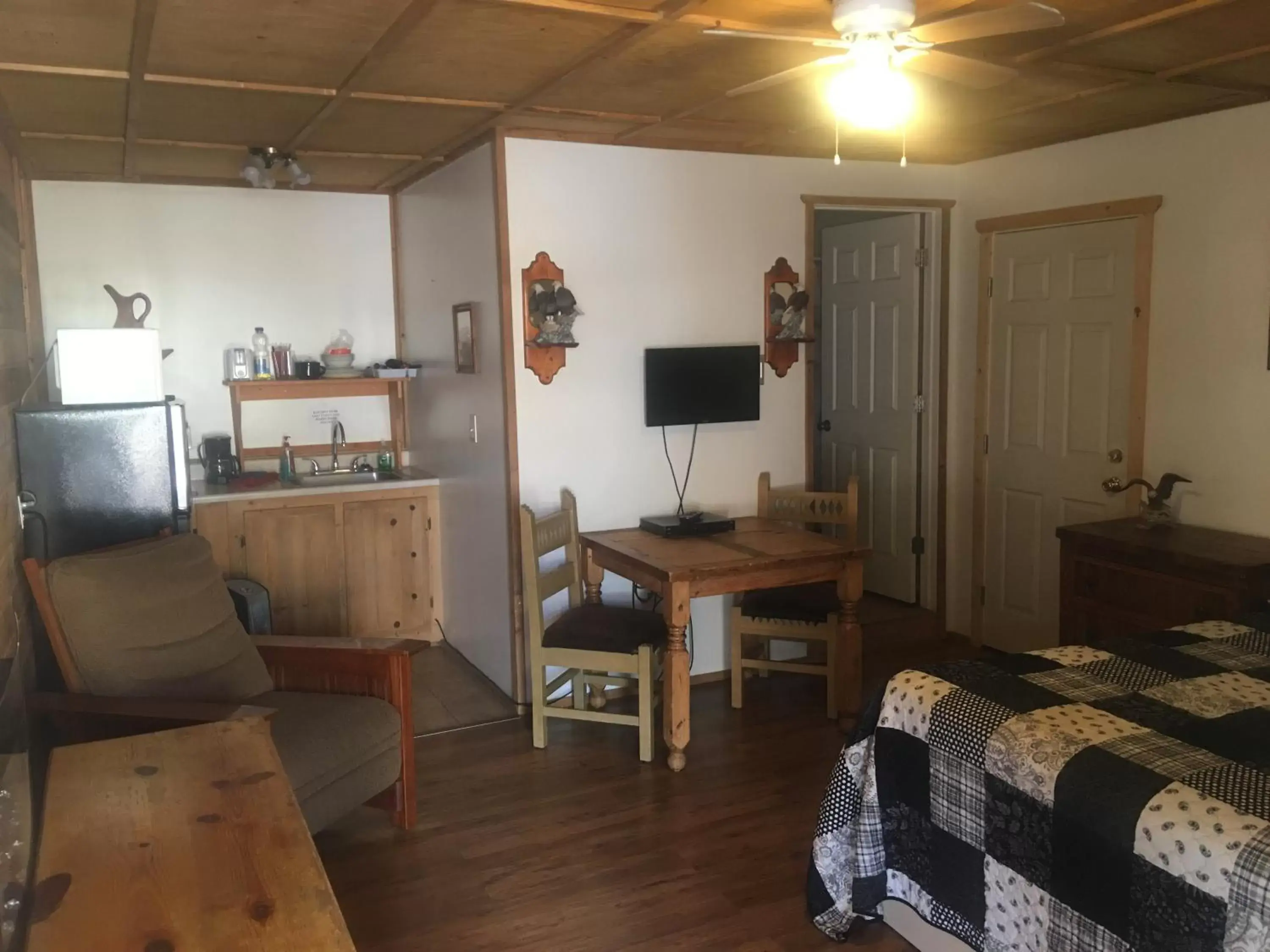 Photo of the whole room, TV/Entertainment Center in Rainbows End Fishing Resort