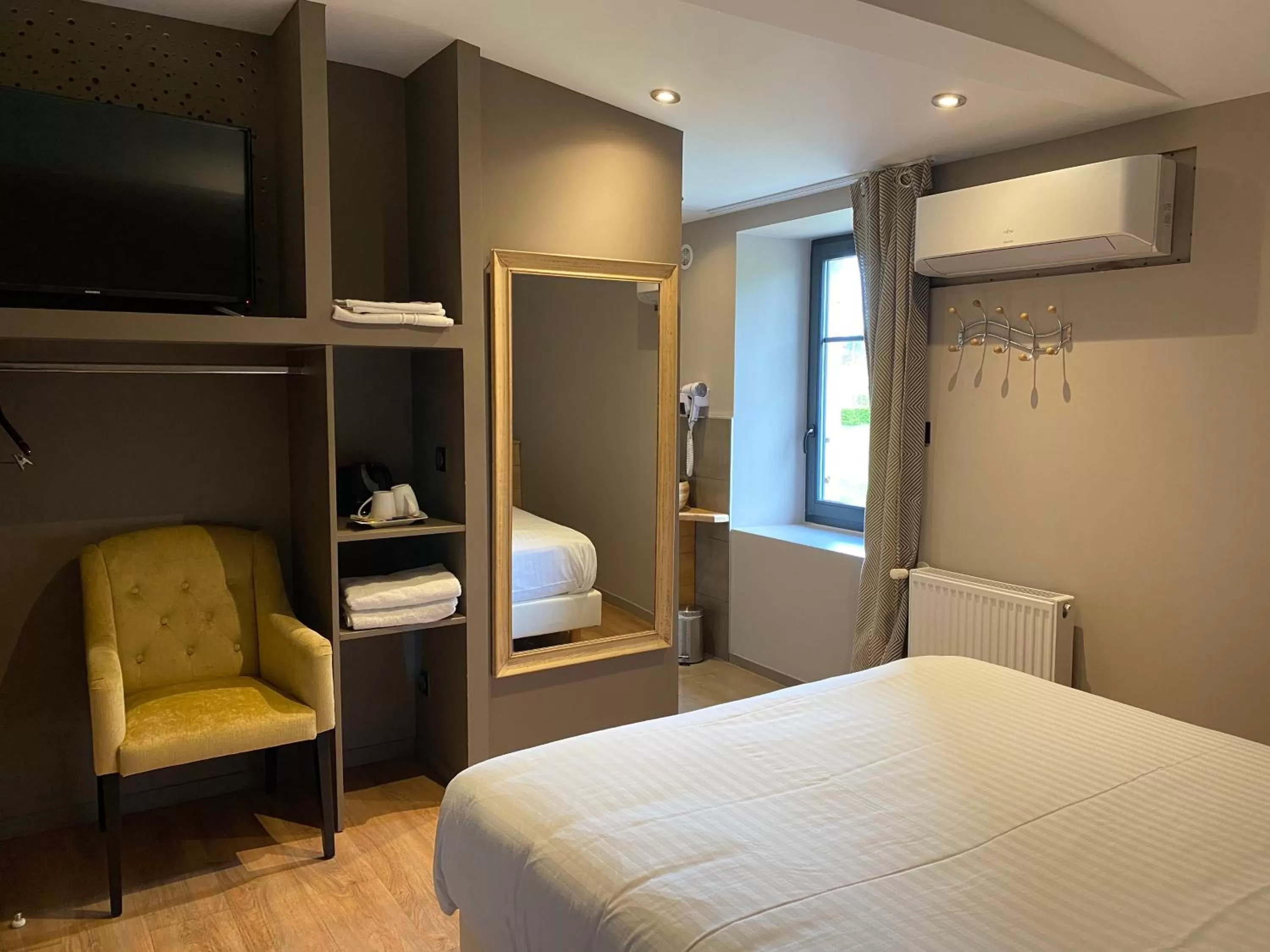 Bed in Hôtel La Vinaigrerie LOGIS