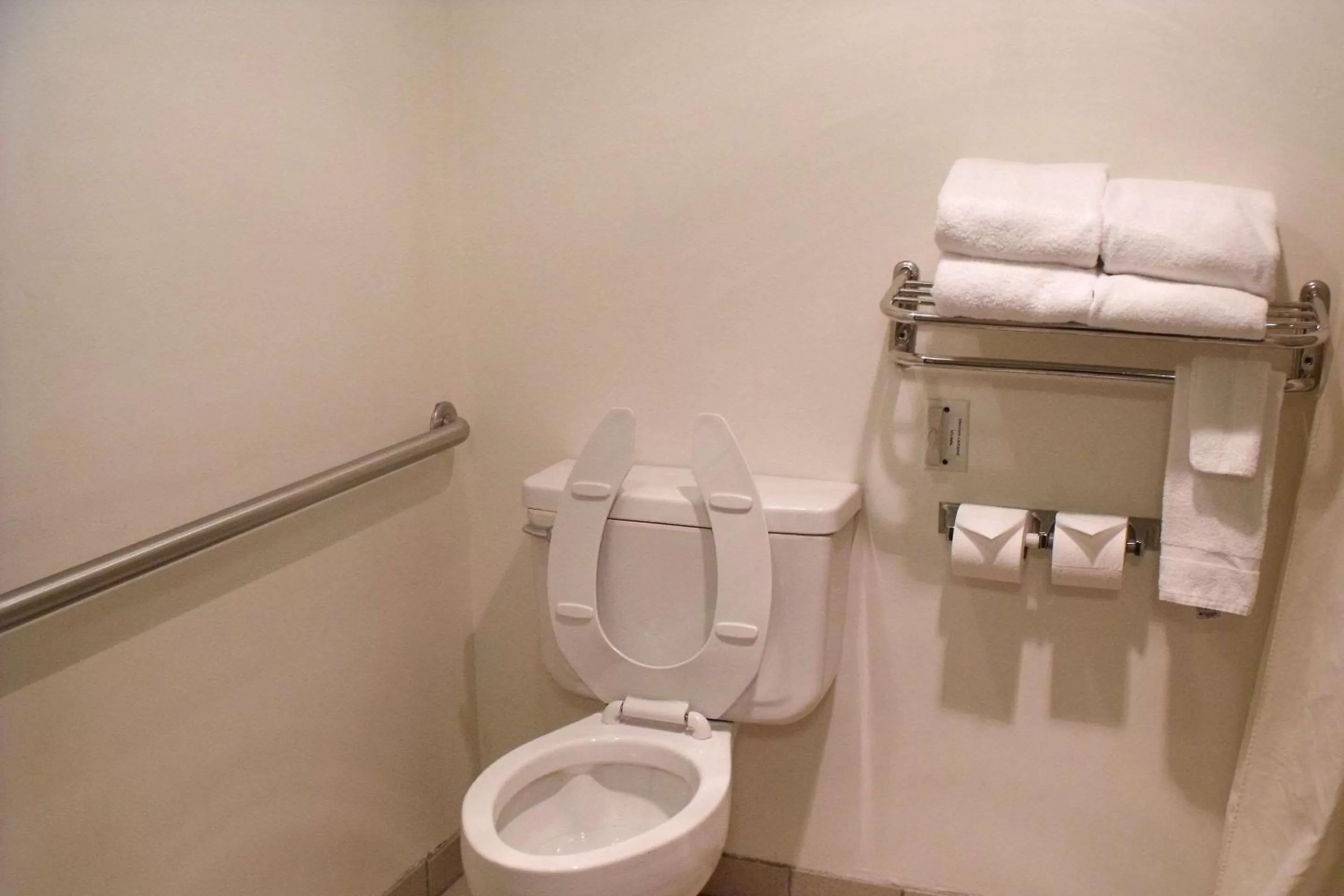 Bathroom in Clarion Pointe Winslow I-40