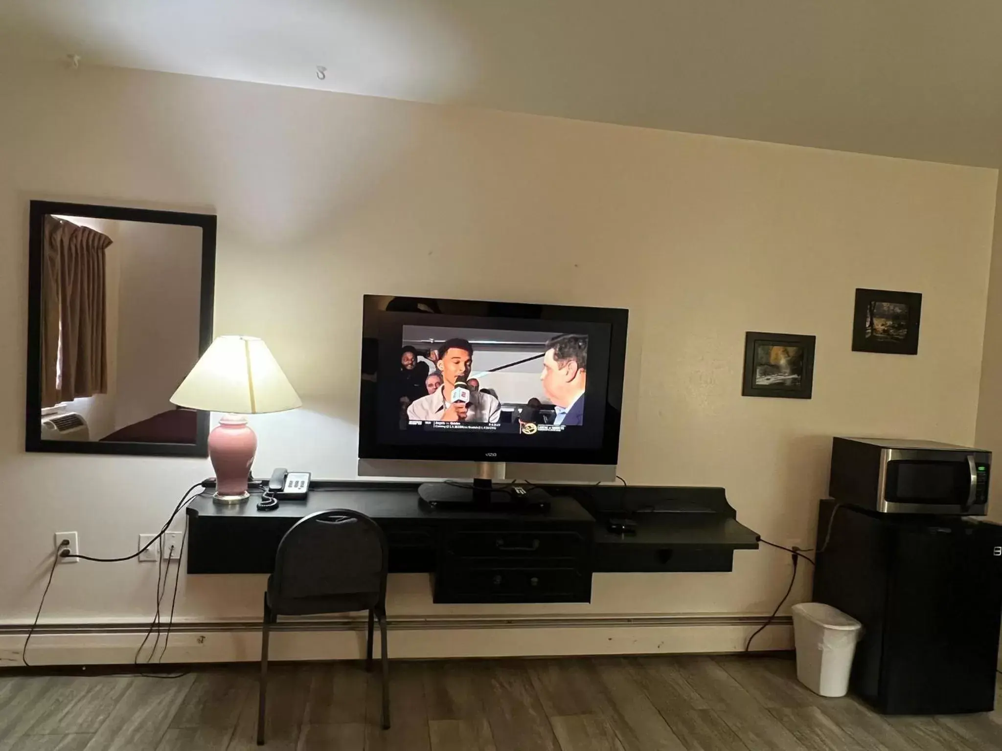 TV and multimedia, TV/Entertainment Center in Central Motel