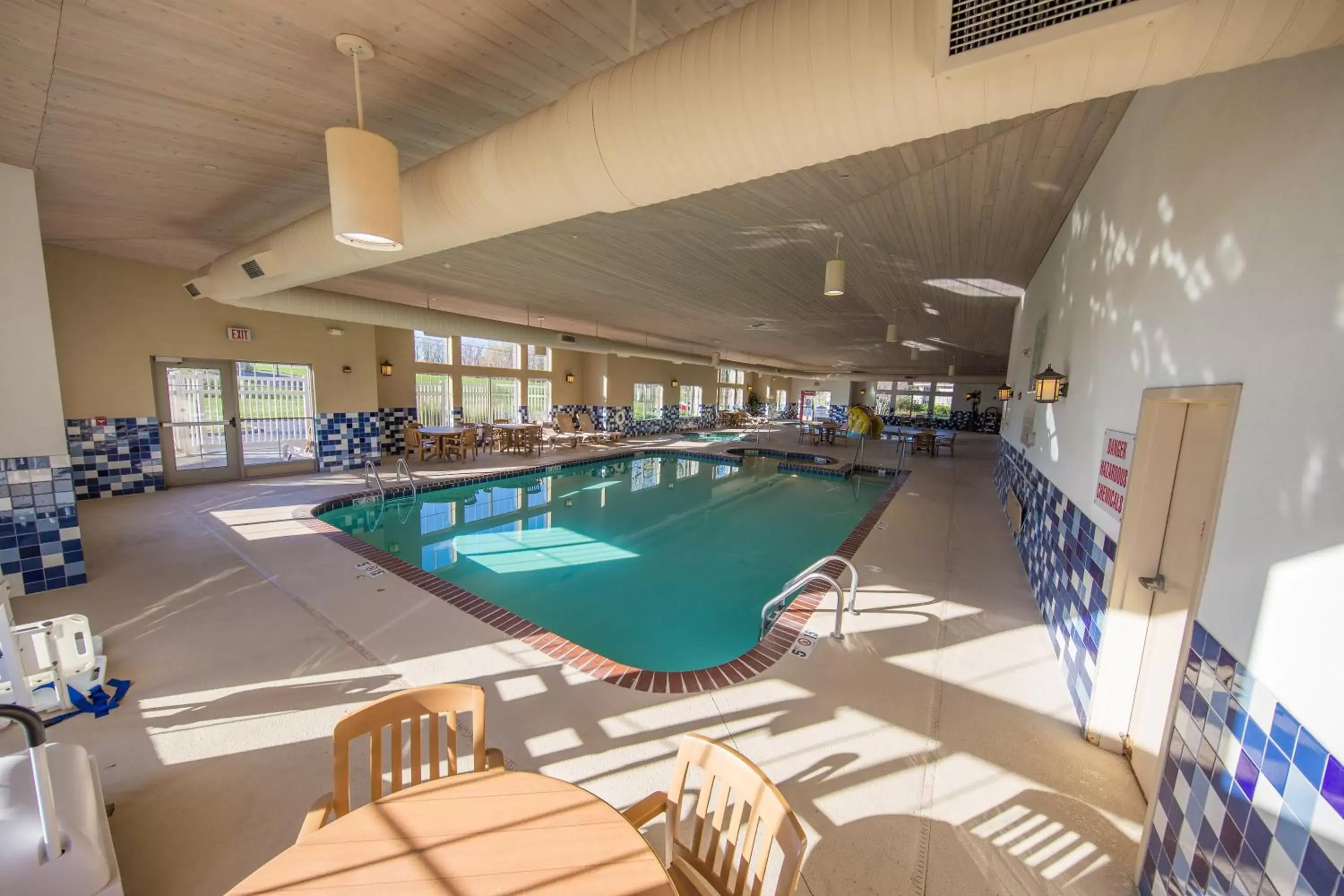 Hot Tub, Swimming Pool in Country Inn & Suites by Radisson, Portage, IN