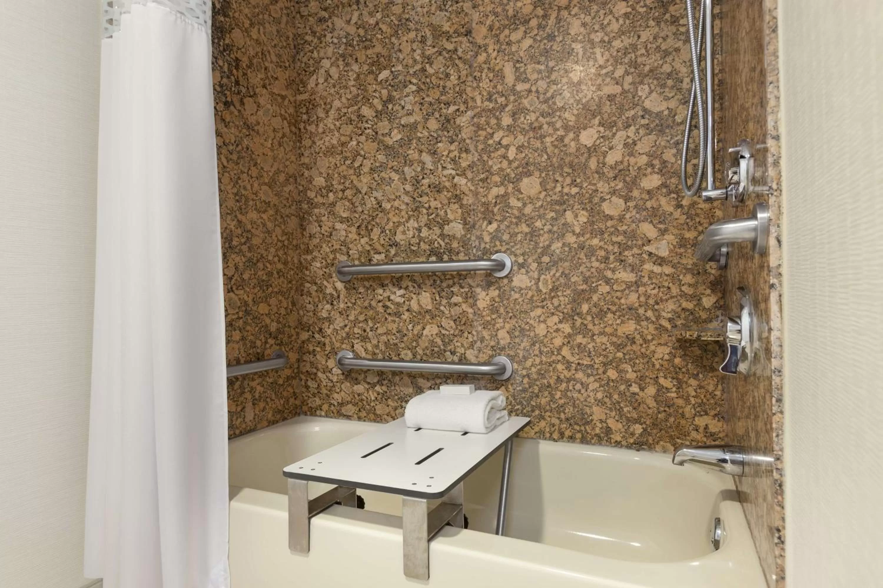 Standard King with Accessible Tub    in Hampton Inn & Suites by Hilton Manchester Bedford