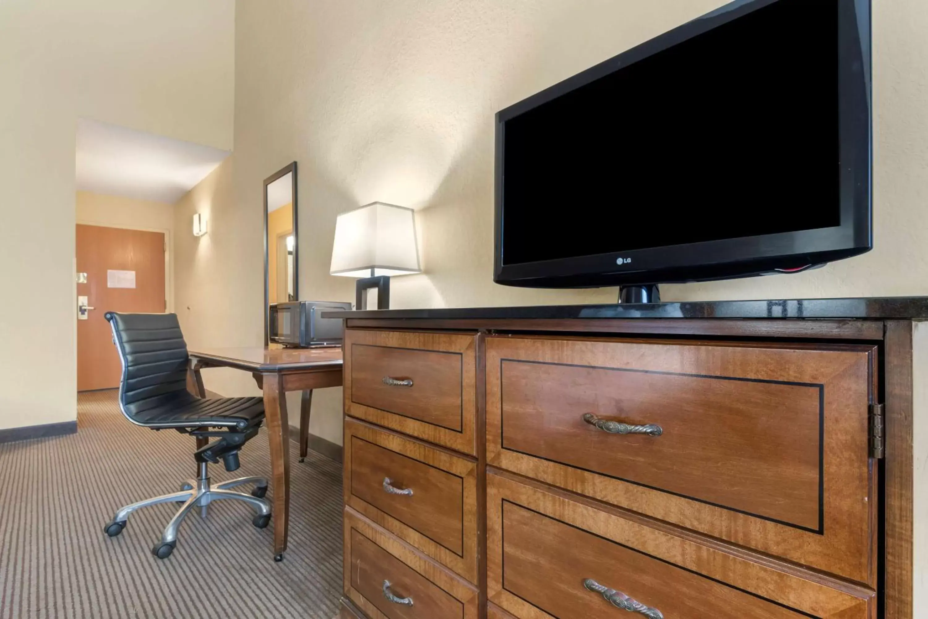 Bedroom, TV/Entertainment Center in Best Western University Inn