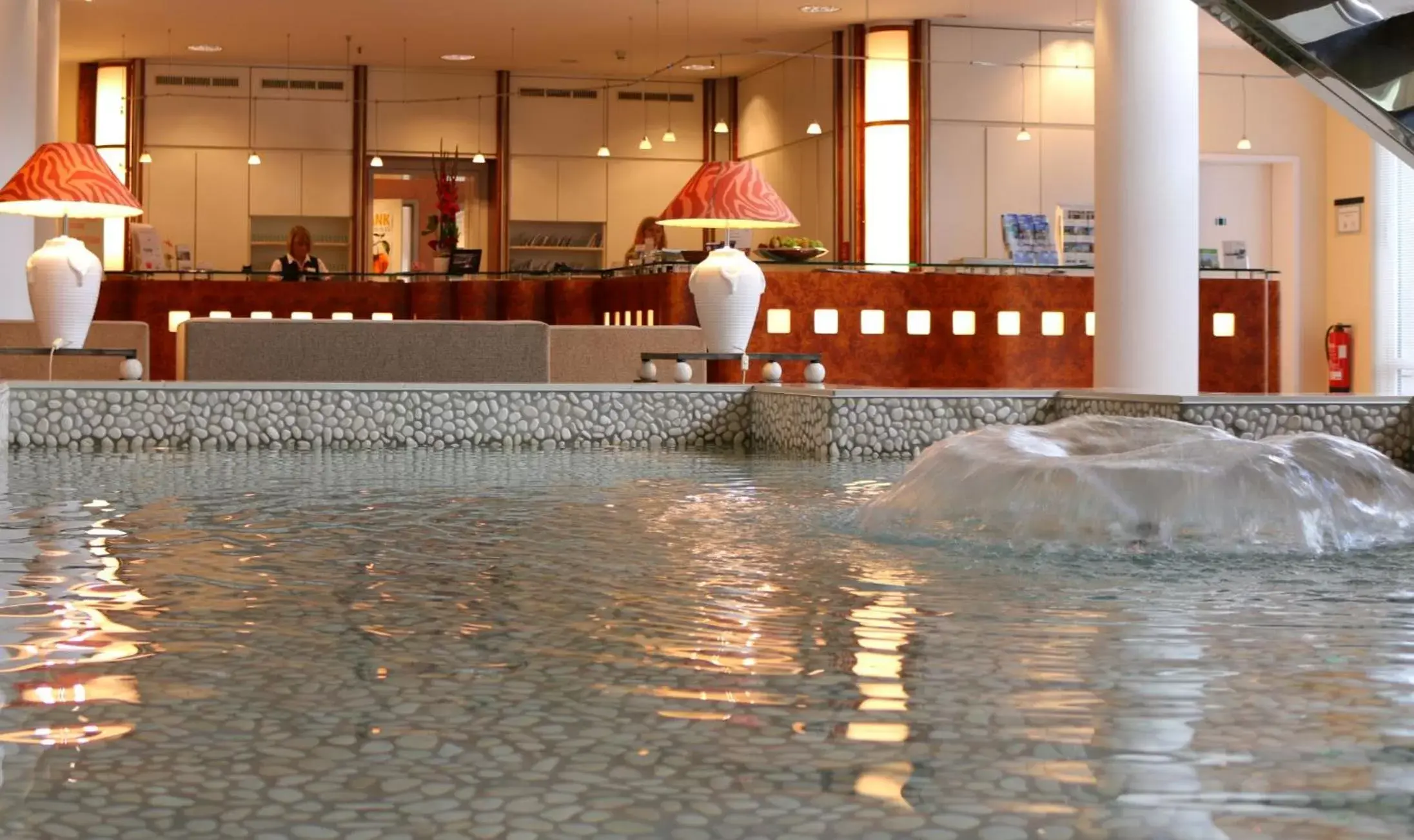 Staff, Swimming Pool in relexa Hotel Frankfurt am Main (Superior)