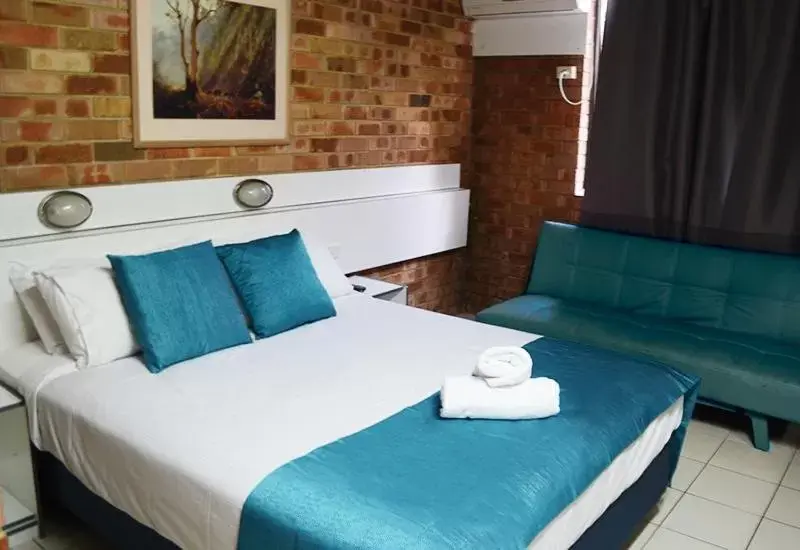 Bed in Marco Polo Motor Inn Sydney