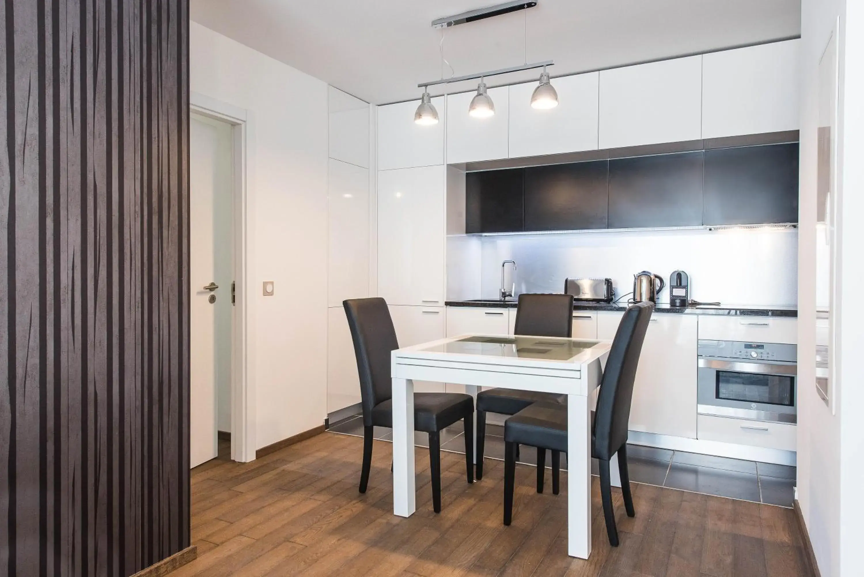 Kitchen or kitchenette, Dining Area in Les Appartements Paris Clichy
