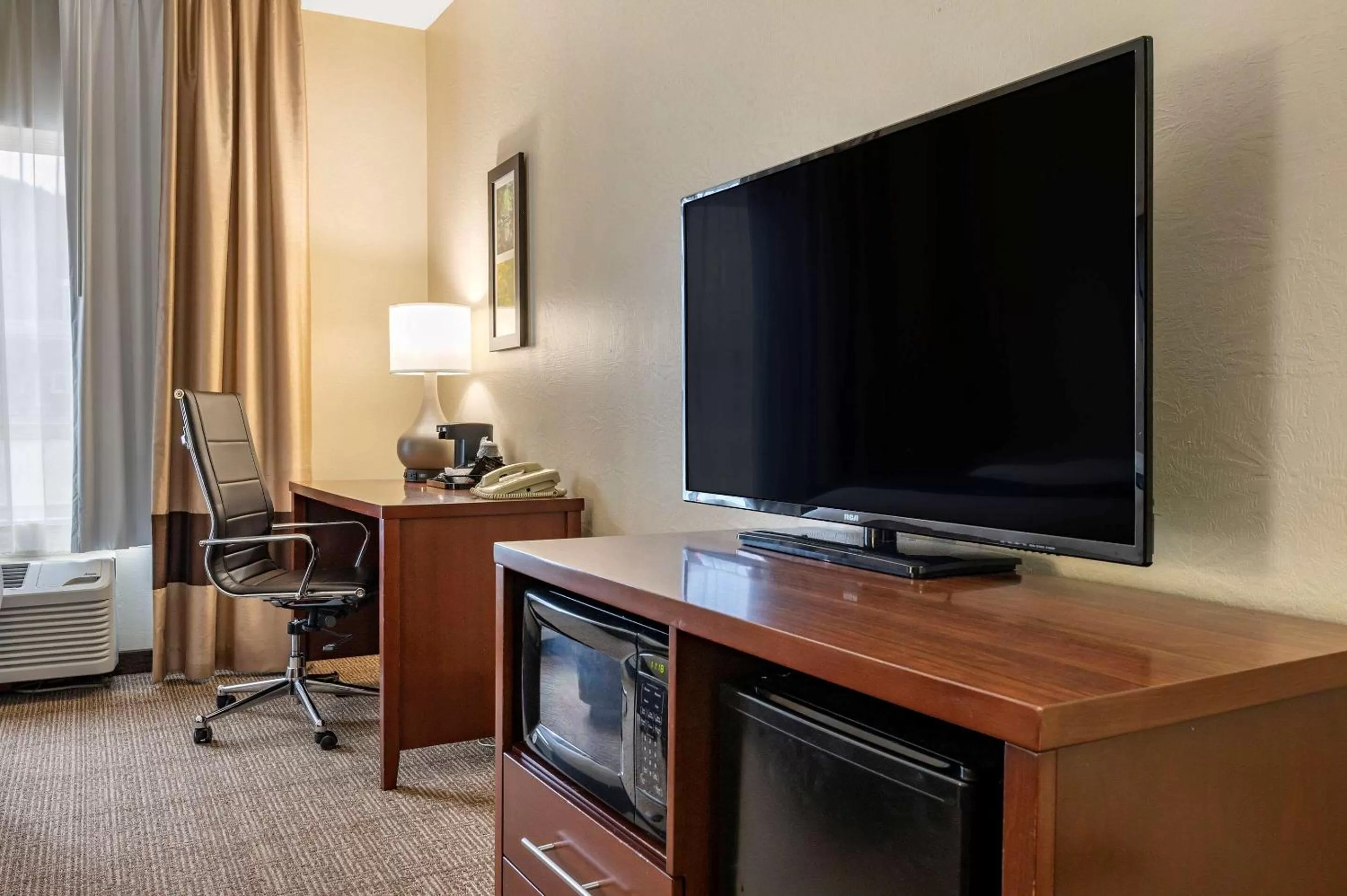 Photo of the whole room in Comfort Inn & Suites Northern Kentucky