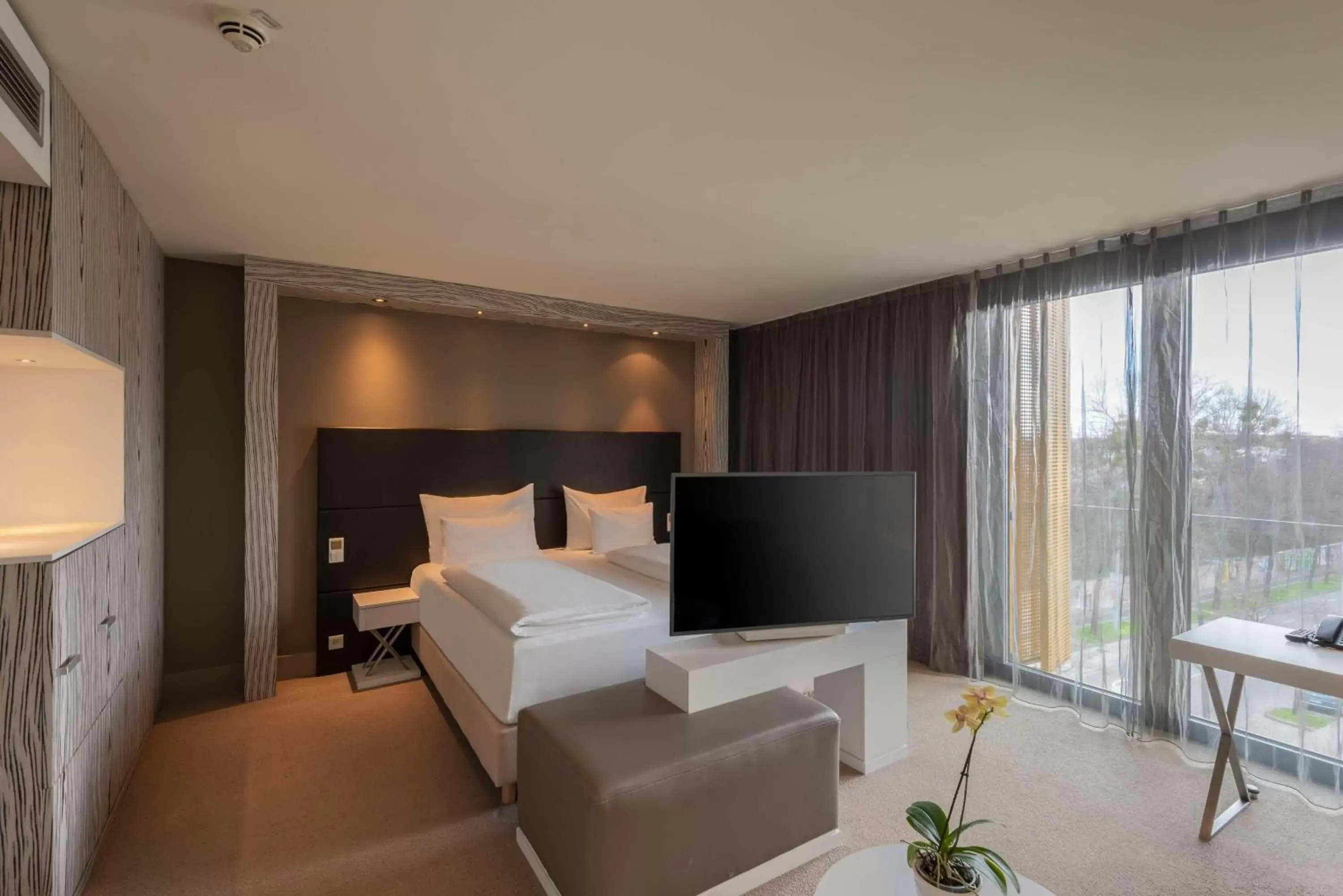 Bed, TV/Entertainment Center in Doubletree by Hilton Vienna Schonbrunn