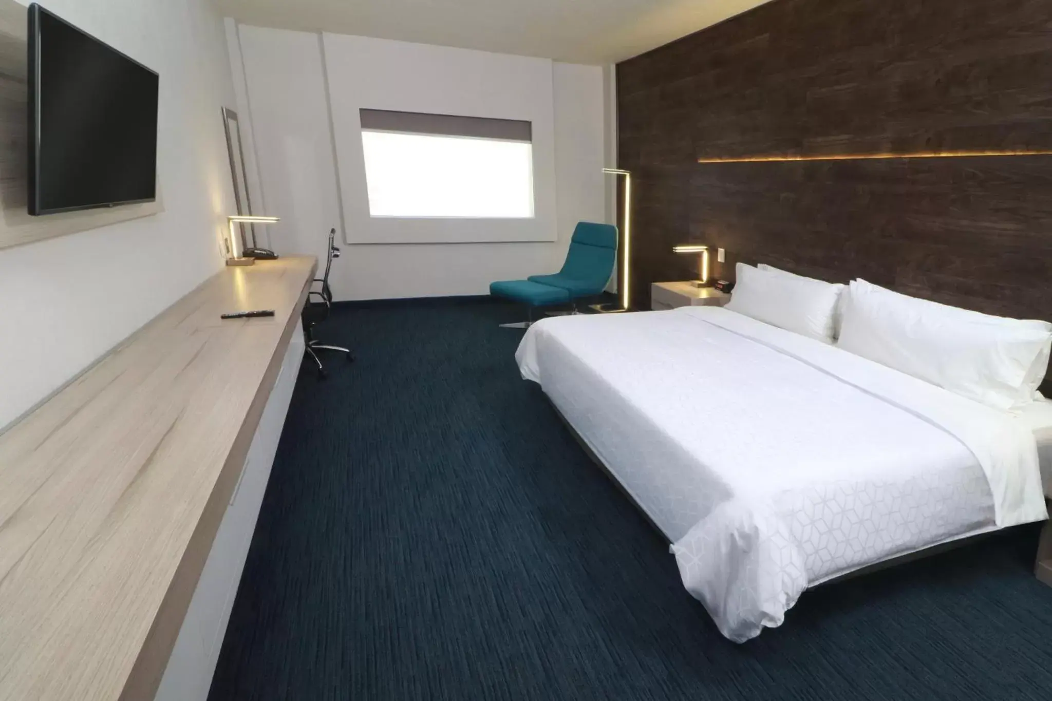 Photo of the whole room, Bed in Holiday Inn Express San Luis Potosí, an IHG Hotel