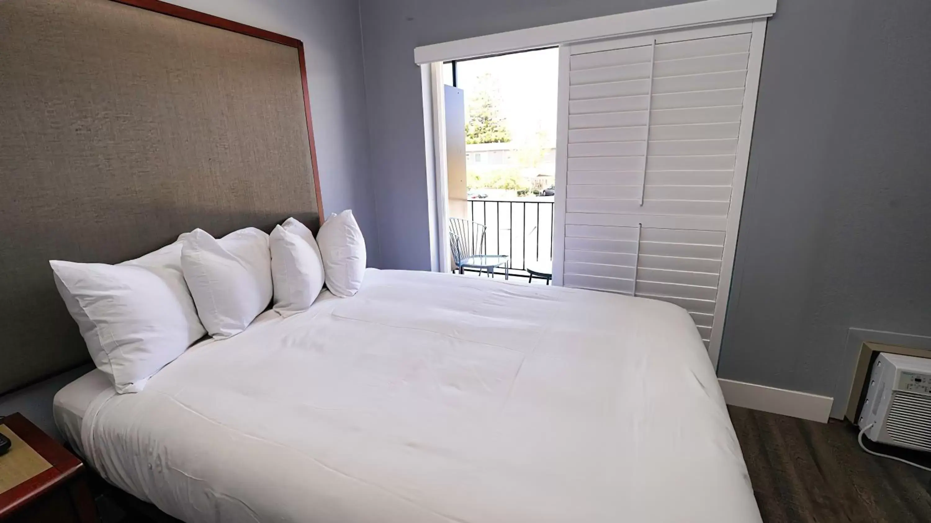 Bed in SeaSide Inn & Suites