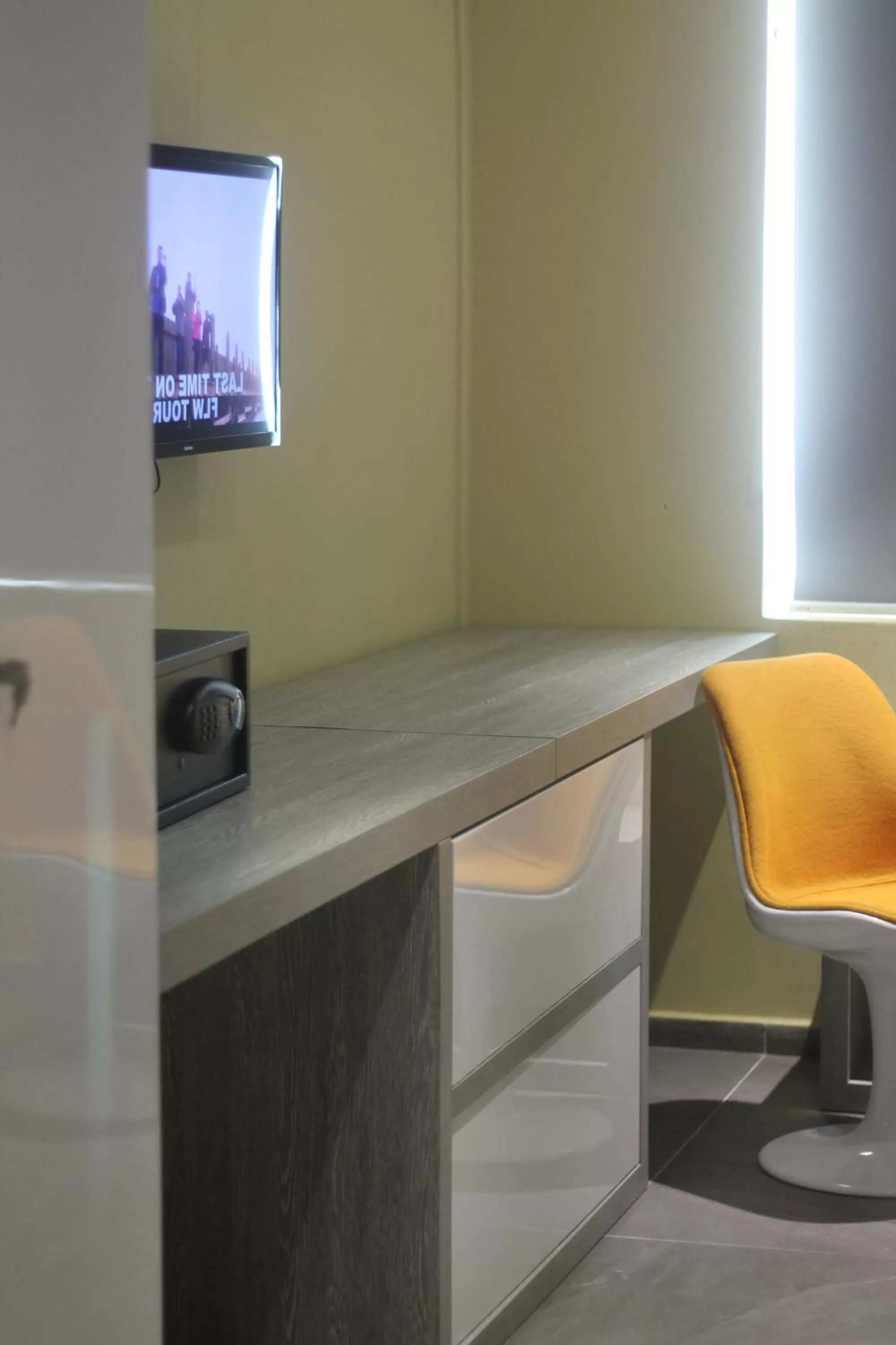 TV and multimedia in Benny's City Hotel