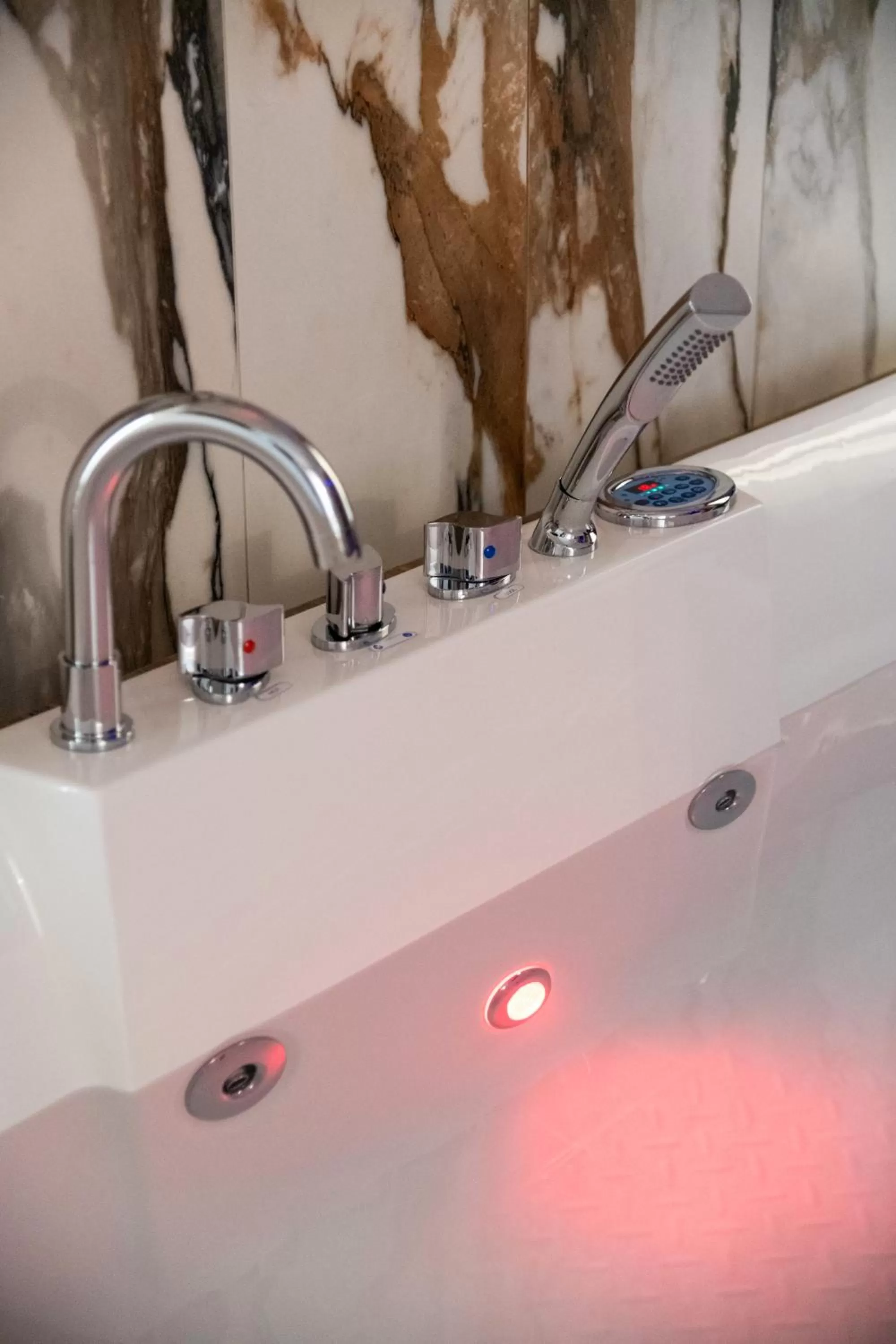 Hot Tub, Bathroom in Sant'Antonino Luxury Suite